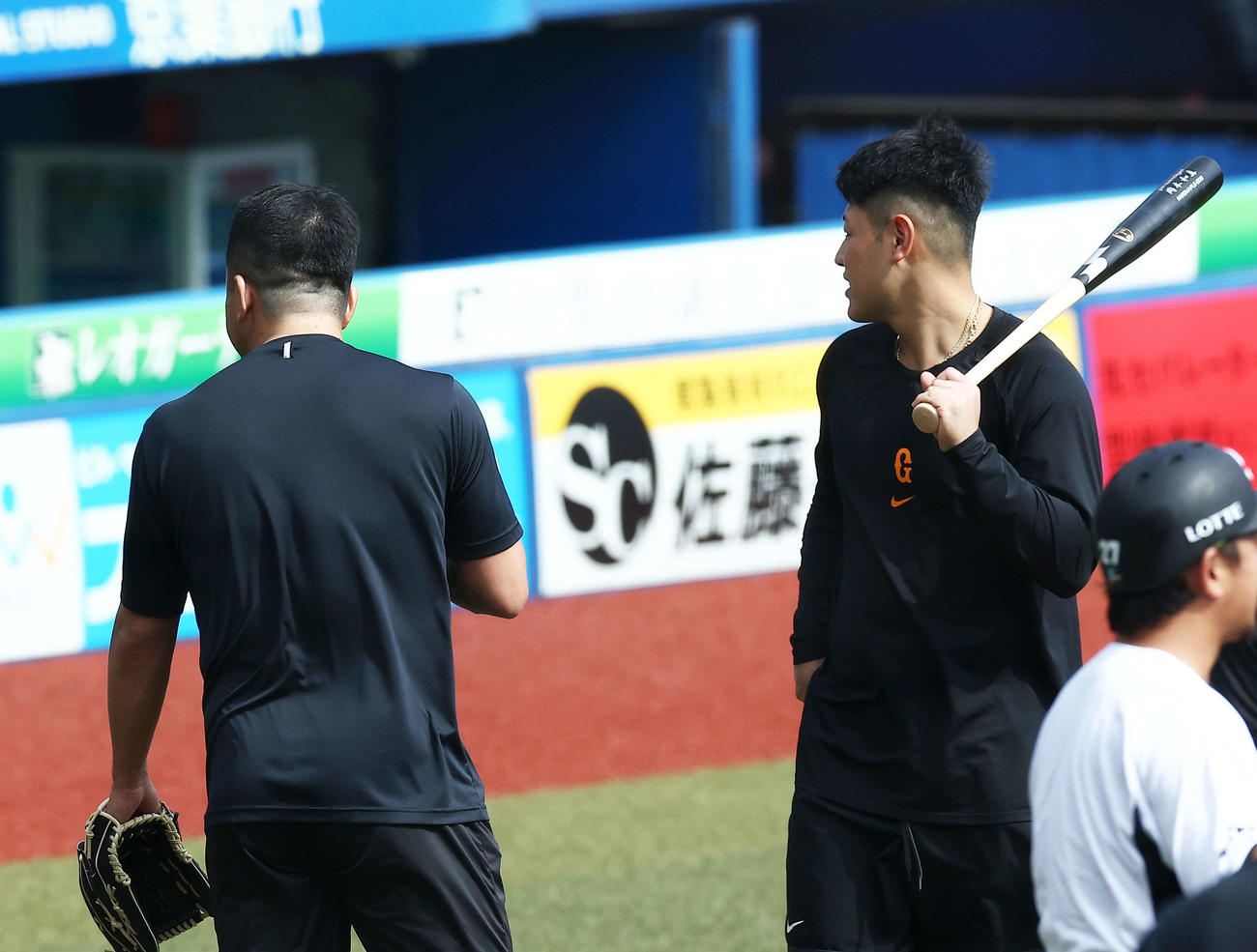 ロッテ対巨人　試合前、整髪した頭で練習に臨むロッテ沢村（左）。右は巨人岡本（撮影・河田真司）