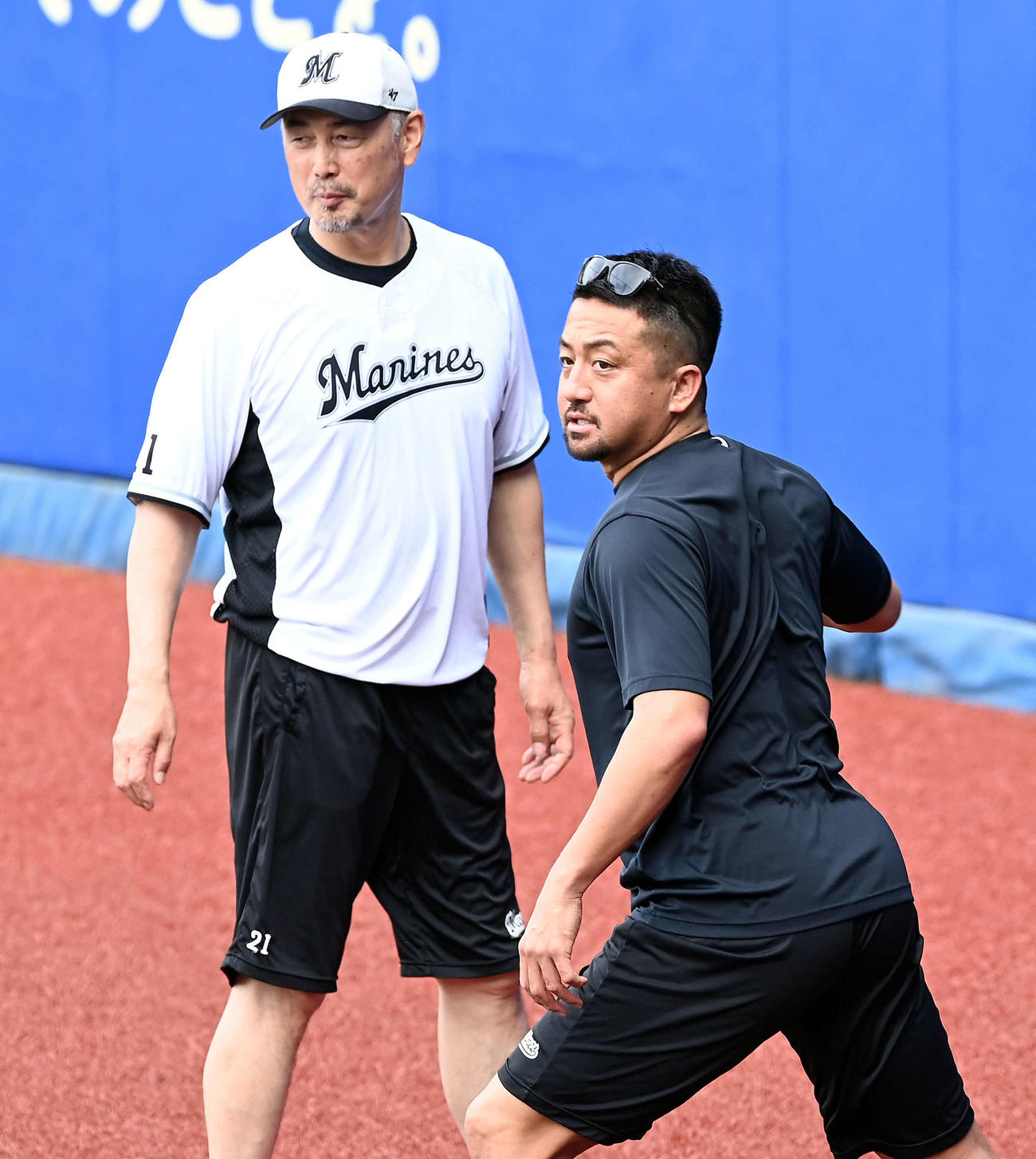 ロッテ対巨人　ばっさりと髪を切ったロッテ沢村。後方は吉井監督（撮影・たえ見朱実）