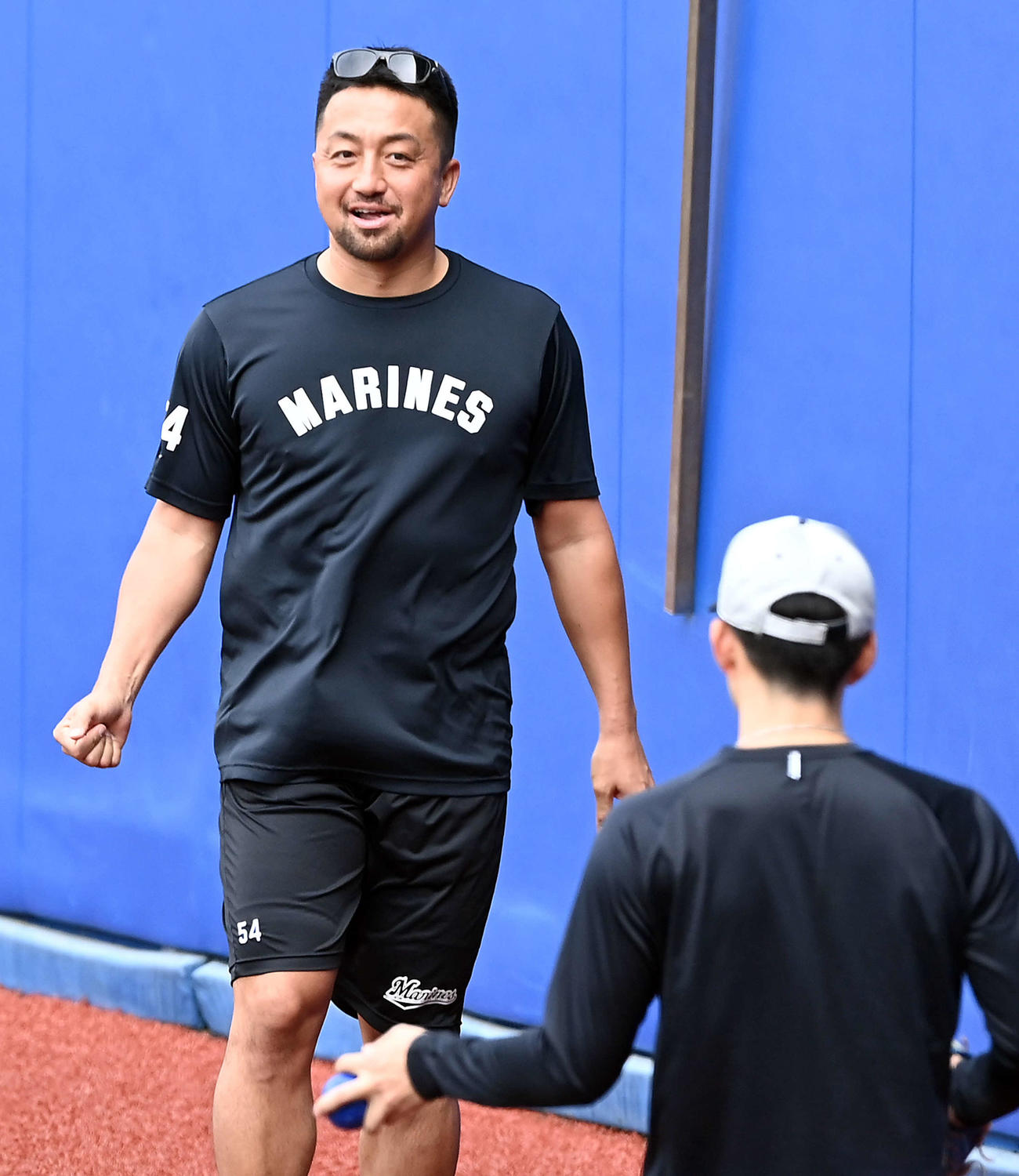ロッテ対巨人　ばっさりと髪を切ったロッテ沢村（撮影・たえ見朱実）