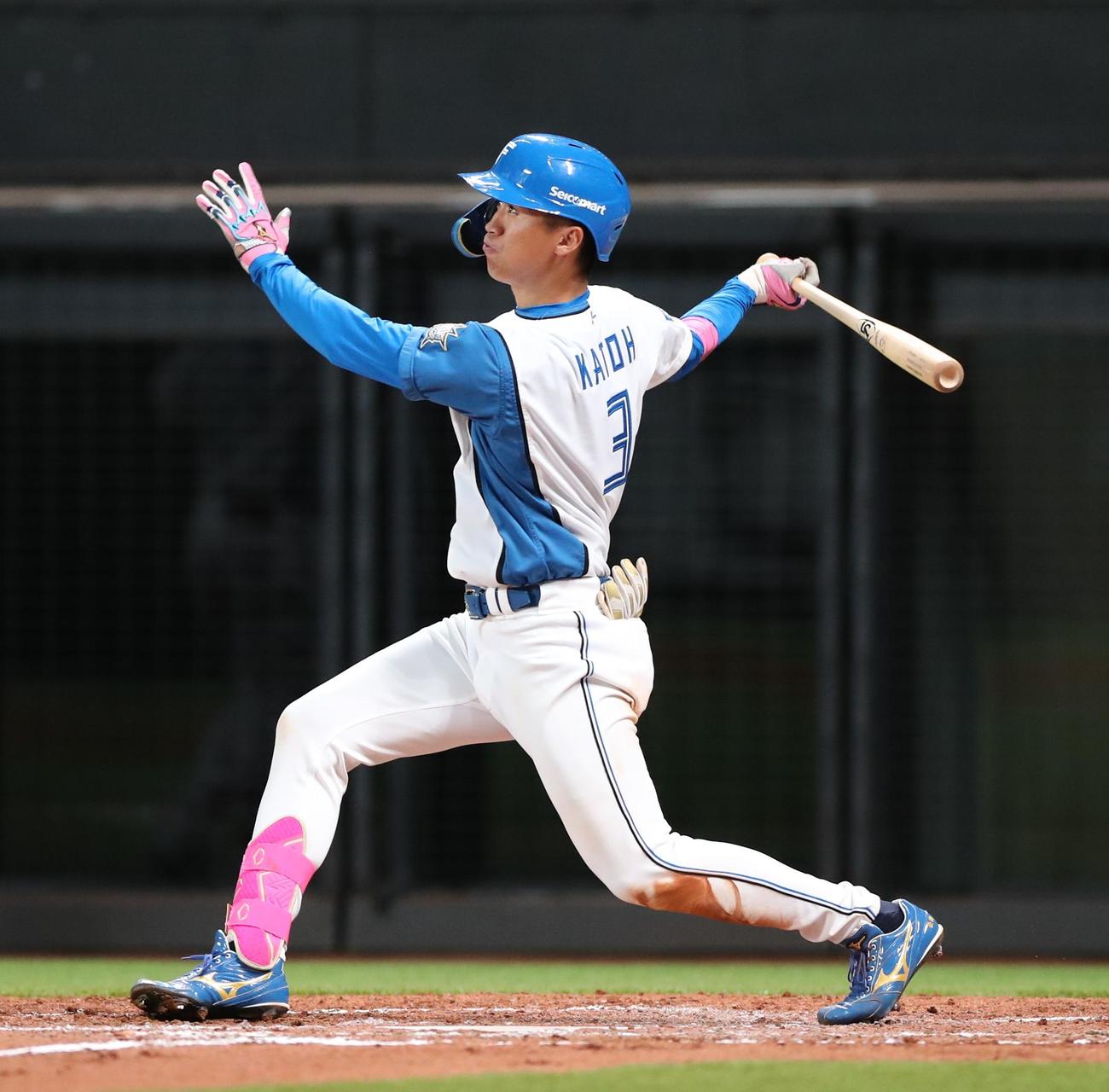 日本ハム対ヤクルト　3回裏日本ハム2死、右中間に本塁打を放つ加藤豪（2023年5月31日撮影）