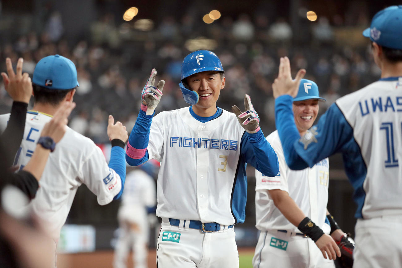 日本ハム対ヤクルト　3回裏日本ハム2死、加藤豪は右越えソロ本塁打を放ちチームメートに出迎えられる（2023年5月31日撮影）