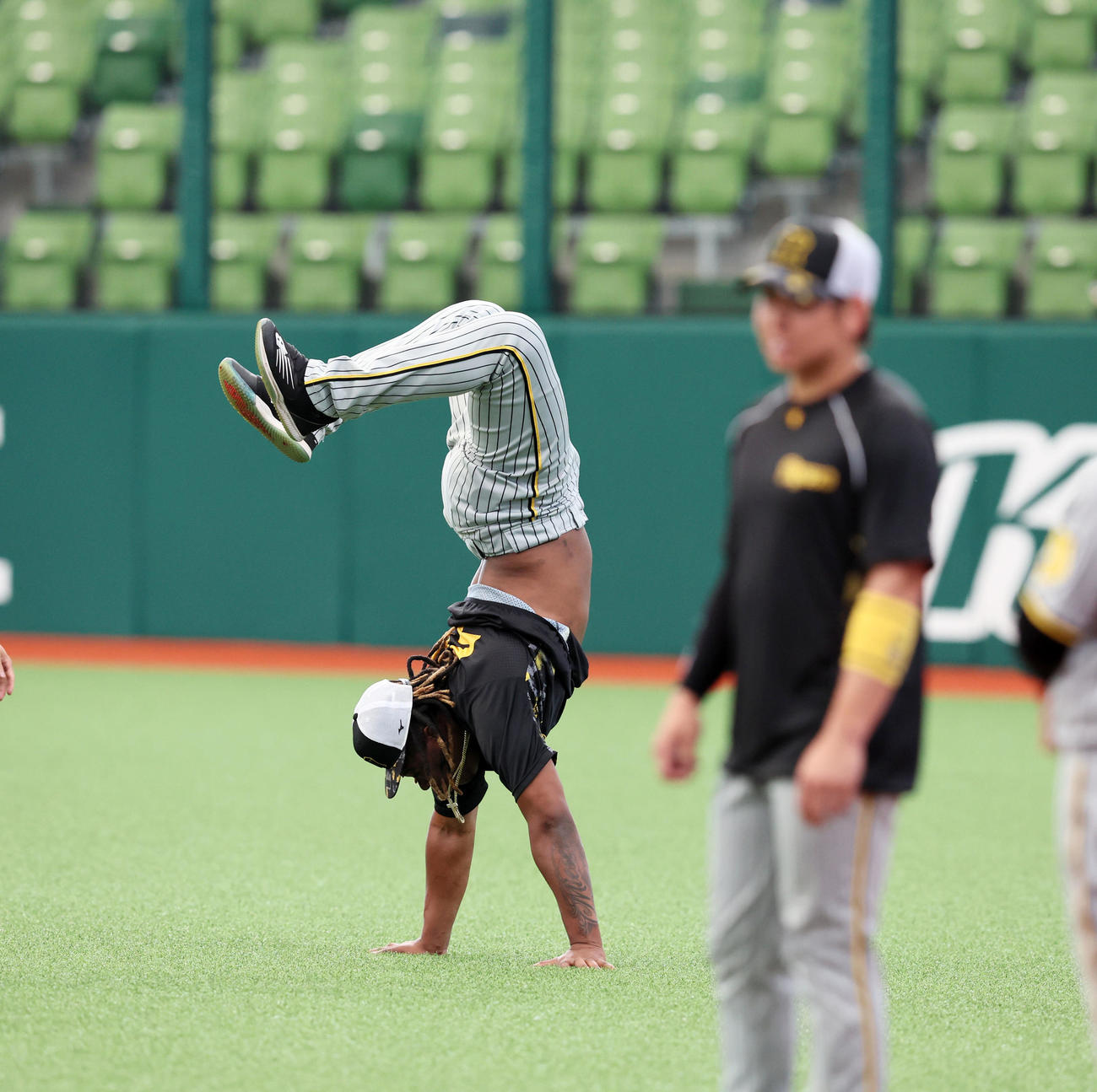 西武対阪神　ならばと、ミエセスも逆立ちして前進（撮影・加藤哉）