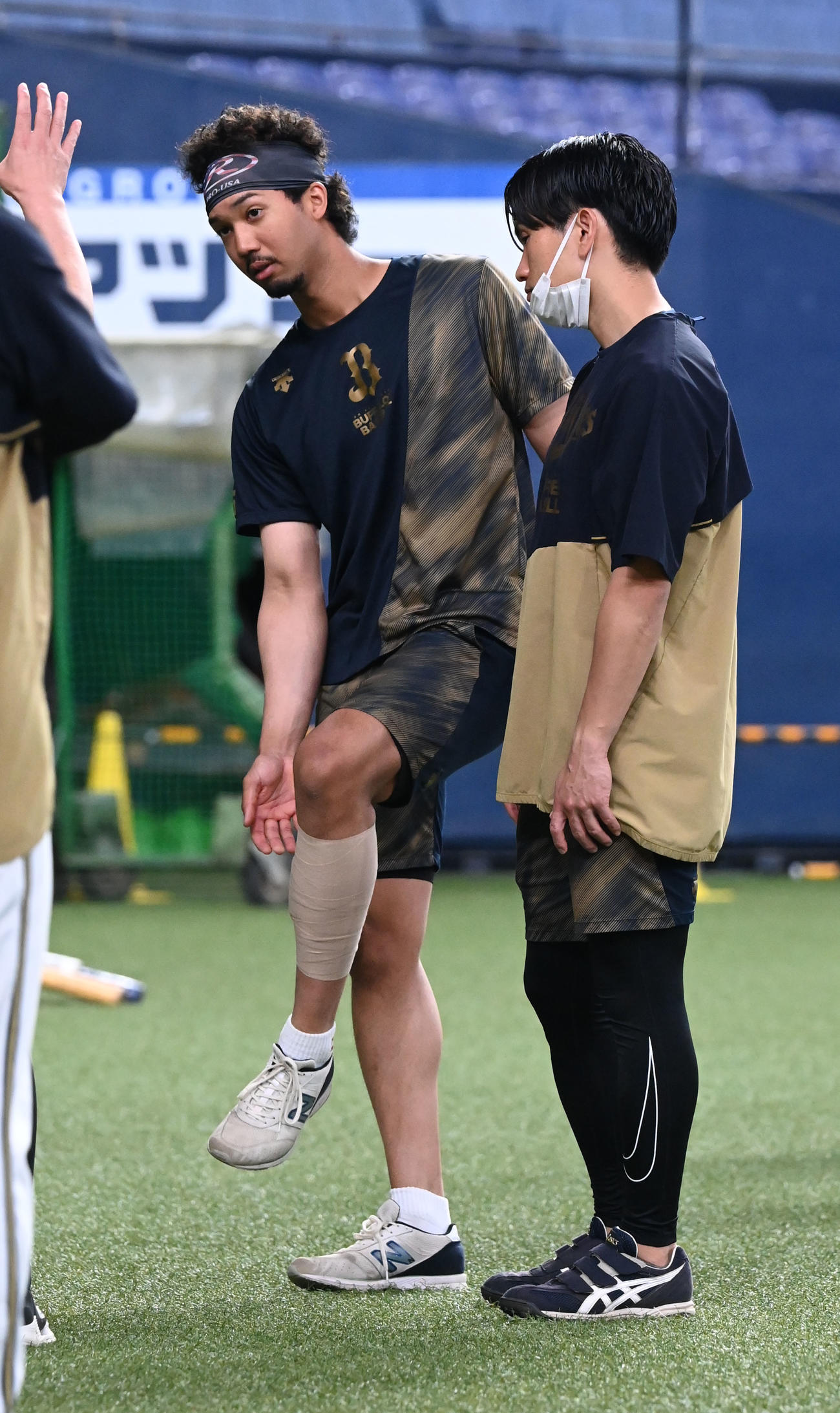 オリックス対広島　前日に死球を受けテーピングした患部に手をやるオリックス宗（撮影・和賀正仁）