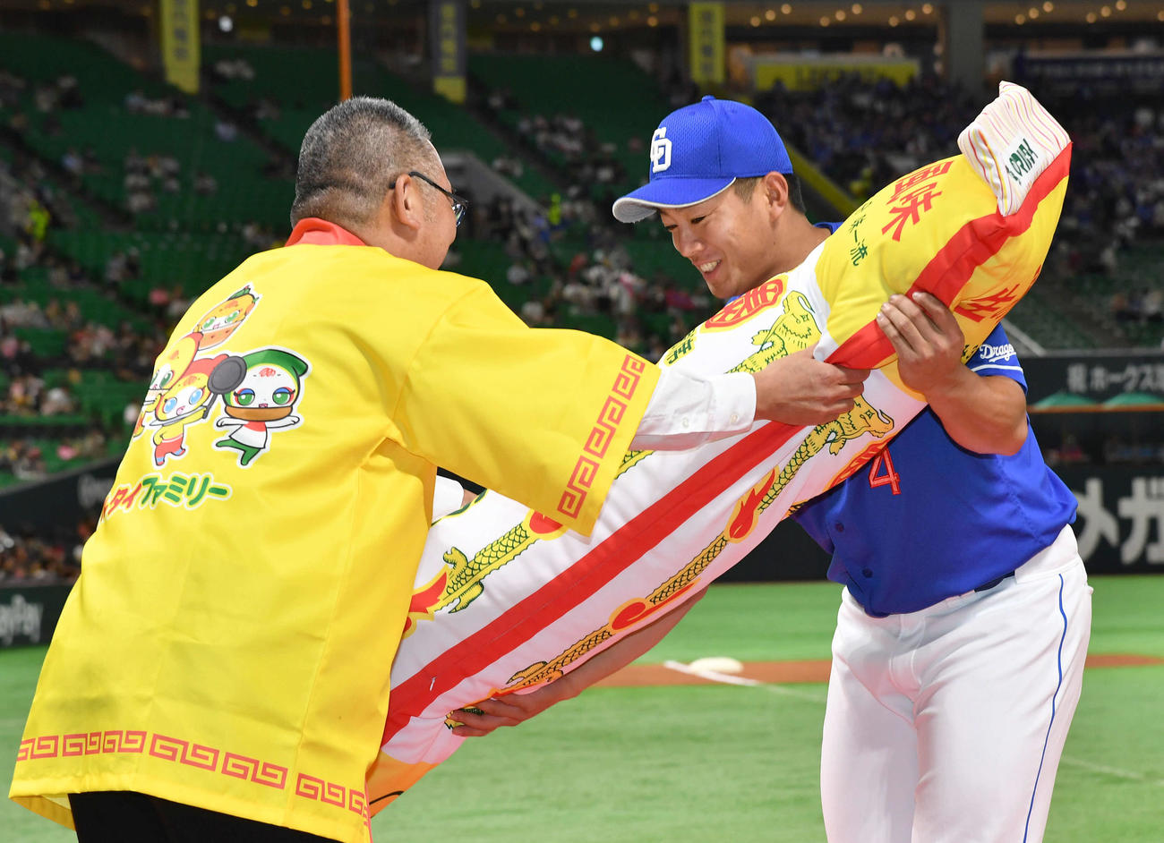 ソフトバンク対中日　試合前、5月30日の試合で左翼ポール直撃の本塁打を放った鵜飼にマルタイ棒ラーメン1年分が贈呈された（撮影・岩下翔太）