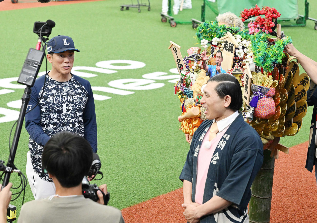 西武対阪神　熊手を贈呈したオードリー春日俊彰（手前）と話す西武松井監督（撮影・滝沢徹郎）