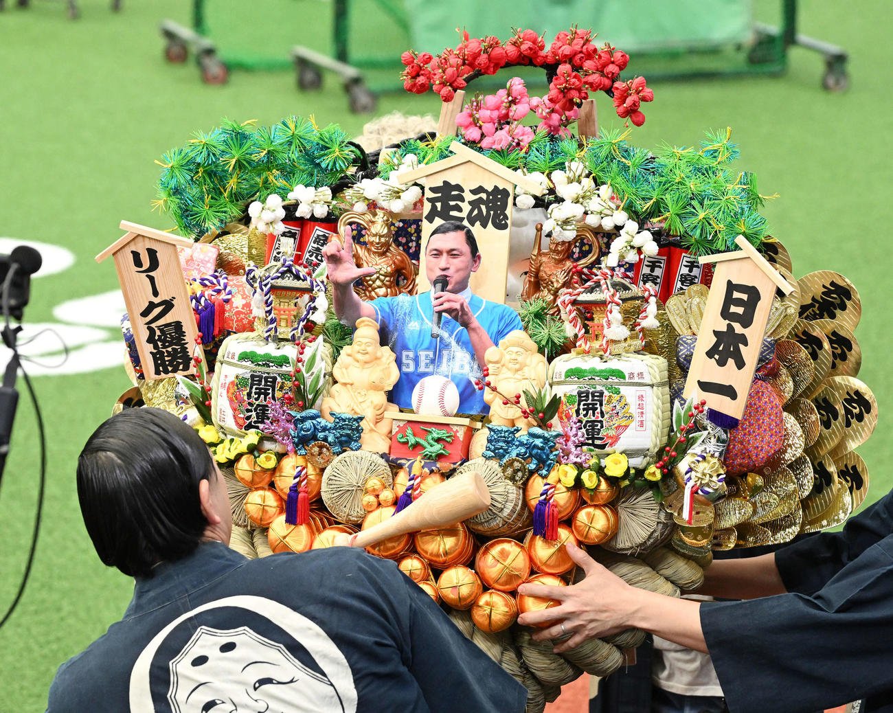 西武対阪神　オードリー春日俊彰（手前）が西武に贈呈した熊手（撮影・滝沢徹郎）