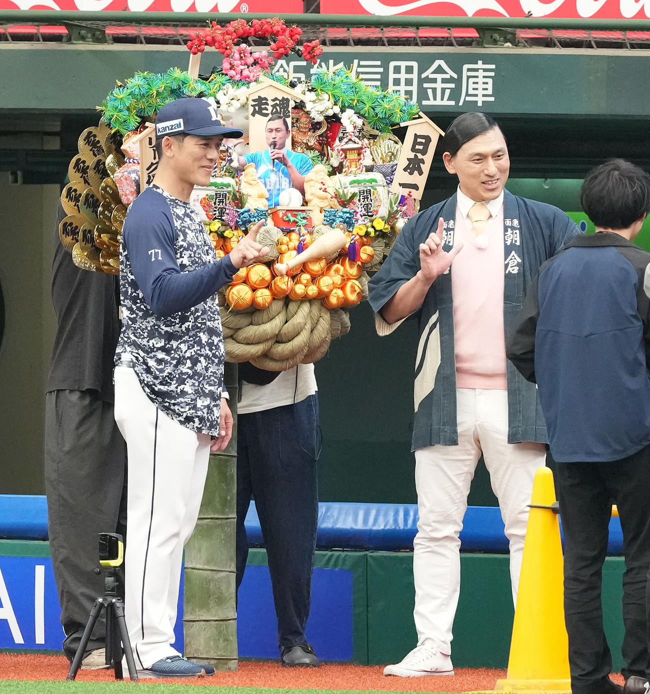 西武対阪神　オードリー春日俊彰（右）の贈呈した熊手の前で記念撮影する西武松井監督（撮影・鈴木みどり）
