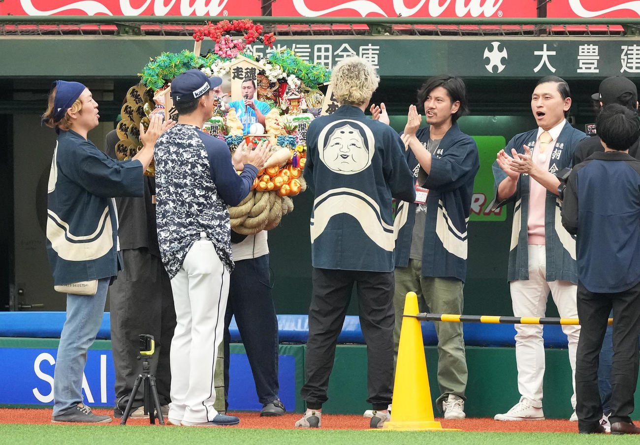 西武対阪神　熊手の前で必勝祈願するオードリー春日俊彰（右奥）と西武松井監督（左から2人目）（撮影・鈴木みどり）