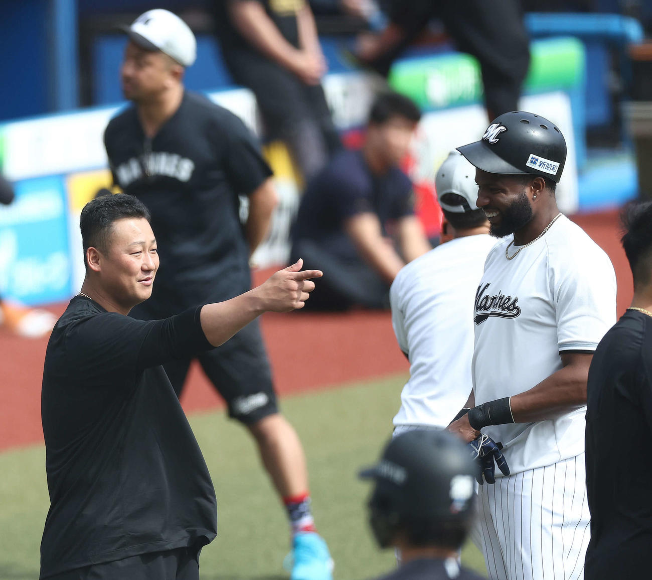ロッテ対巨人　試合前、言葉を交わす巨人中田翔（左）とロッテポランコ（撮影・河田真司）