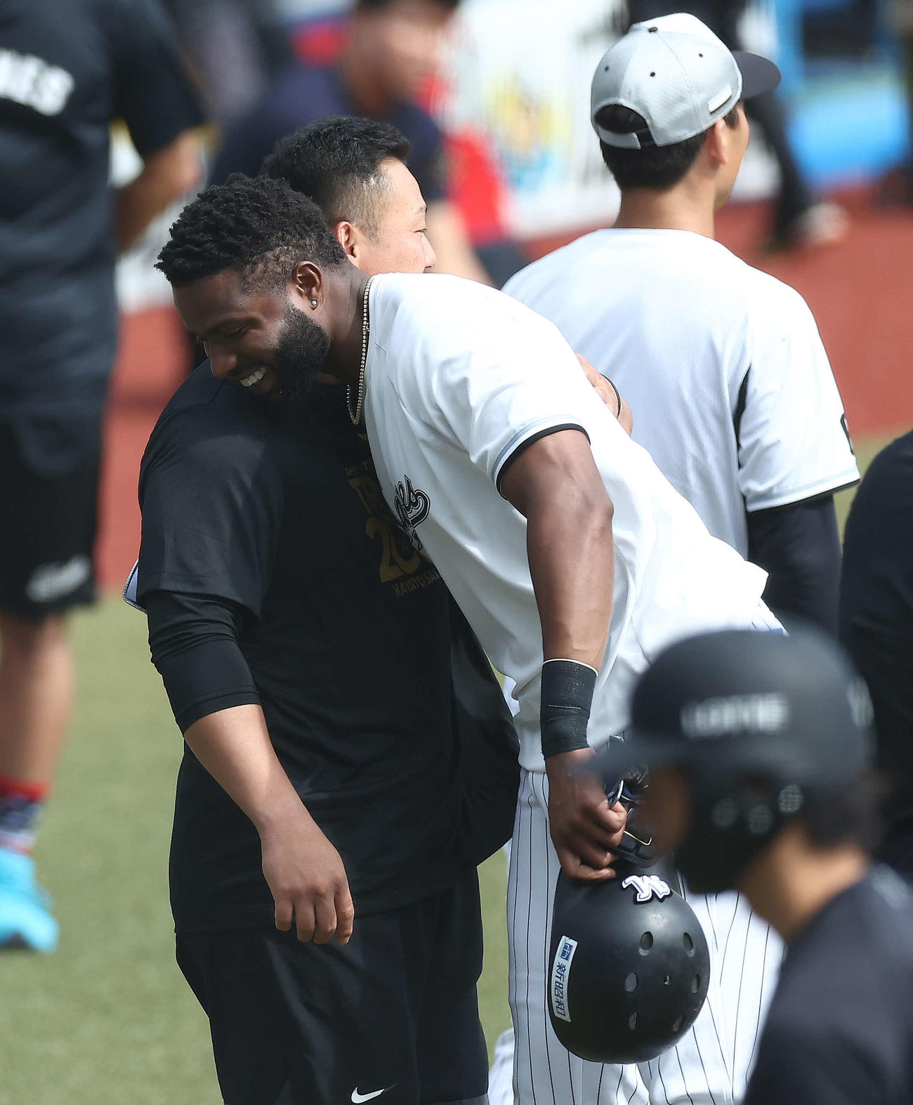 ロッテ対巨人　試合前、あいさつを交わす巨人中田翔（左）とロッテポランコ（撮影・河田真司）