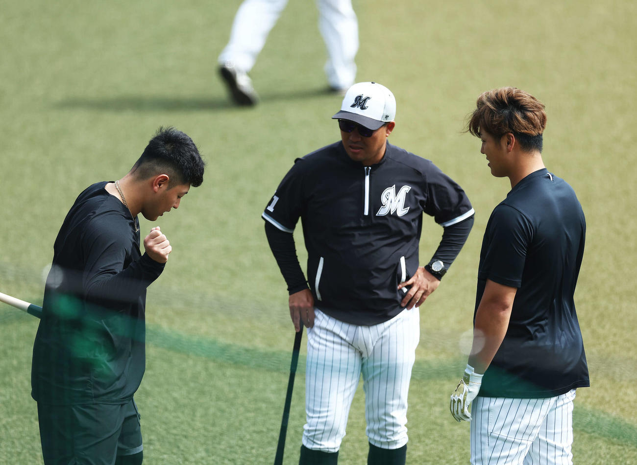 ロッテ対巨人　試合前、巨人岡本和（左）と言葉を交わす村田打撃コーチ（中央）と山口（撮影・河田真司）