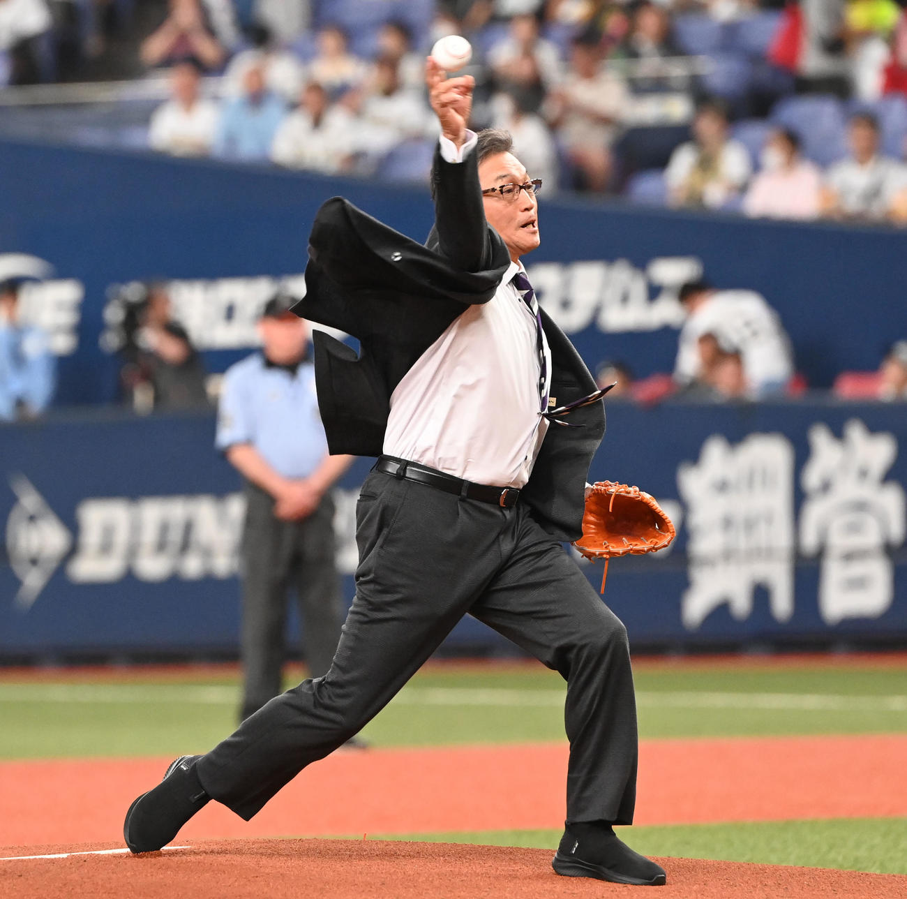 オリックス対広島　始球式を務める真弓明信氏（撮影・和賀正仁）