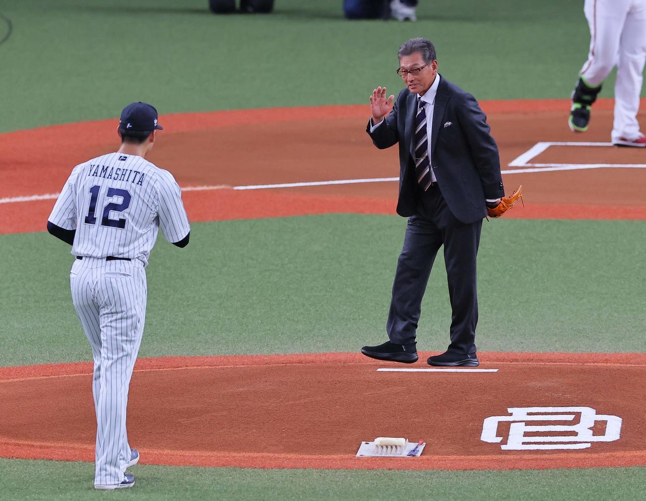 オリックス対広島　始球式を務めた真弓氏は笑顔を見せる（撮影・上田博志）