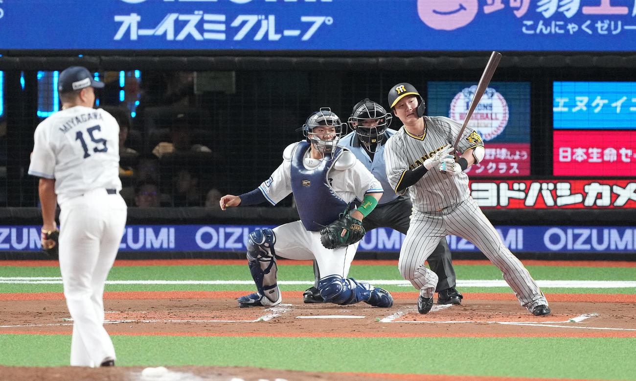 西武対阪神　2回表阪神無死一、二塁、先制の左前適時打を放つ渡辺諒。投手宮川（撮影・鈴木みどり）