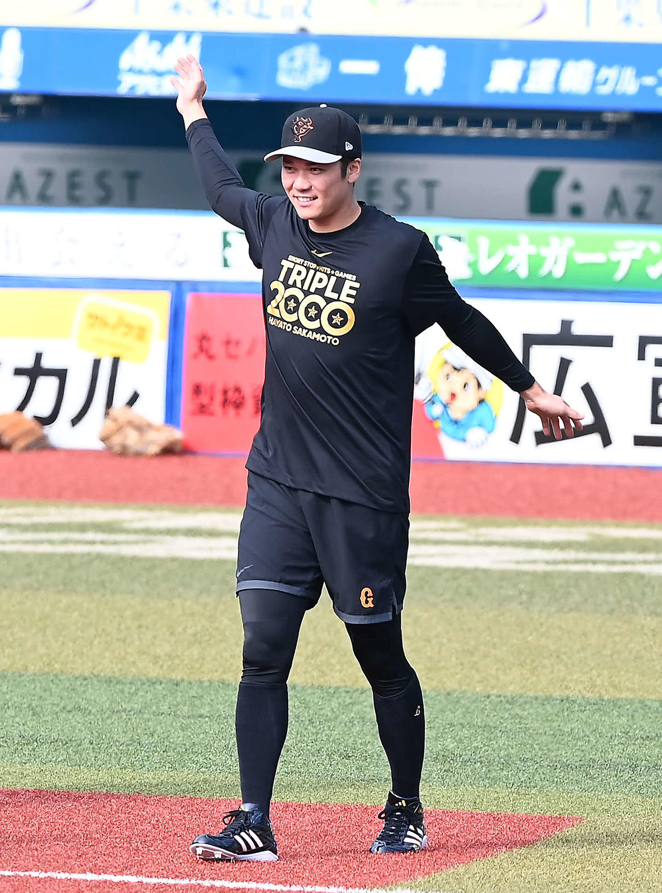 ロッテ対巨人　「トリプル2000」Tシャツを着て練習に臨む巨人坂本（撮影・たえ見朱実）