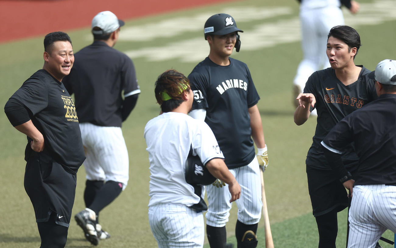 ロッテ対巨人　試合前、言葉を交わす、左から中田翔、田村、山口、坂本（撮影・河田真司）