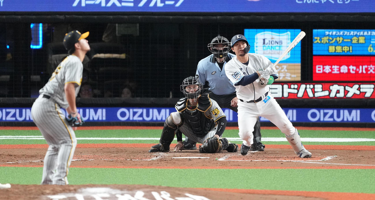 西武対阪神　2回裏西武1死一、三塁、左2点適時二塁打を放つ柘植。投手伊藤将（撮影・鈴木みどり）