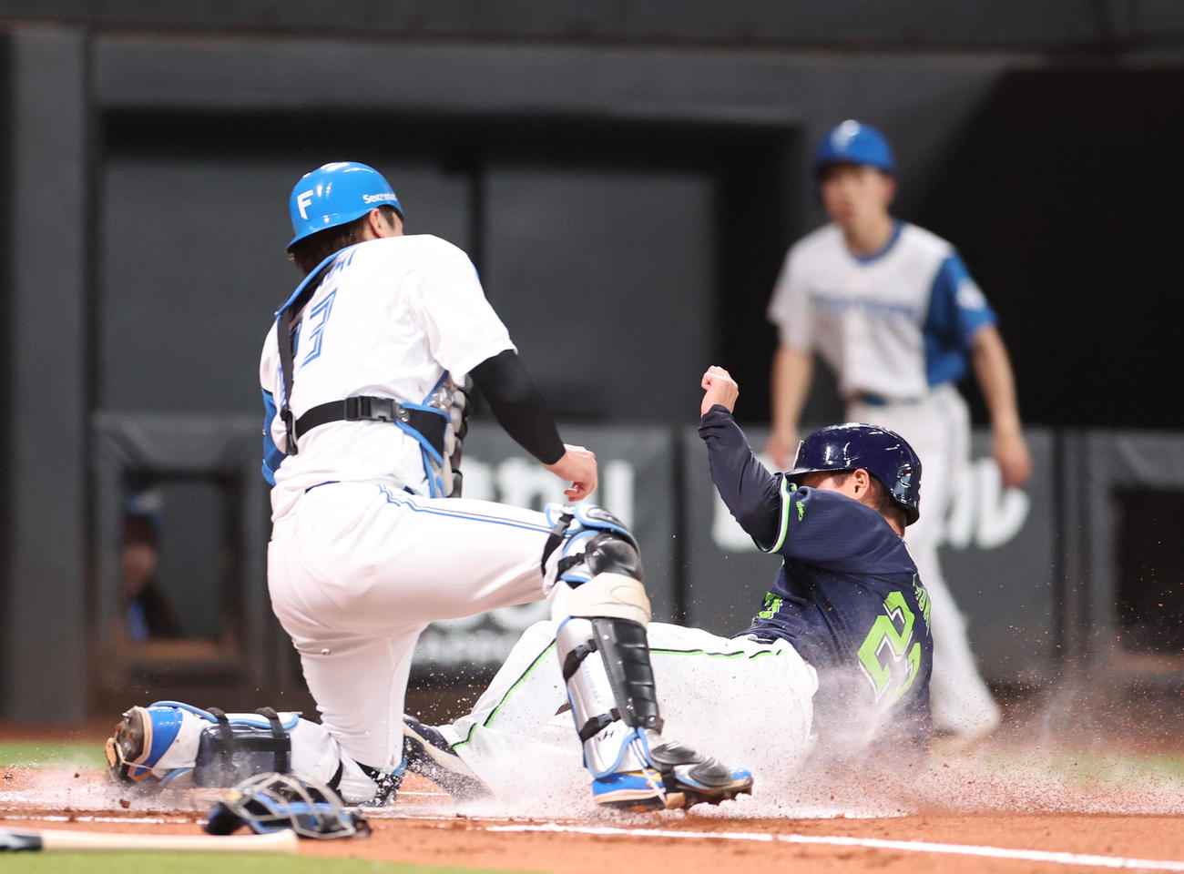 日本ハム対ヤクルト　1回表ヤクルト1死一、二塁、村上の左前適時打で生還する二走青木。捕手伏見（撮影・佐藤翔太）