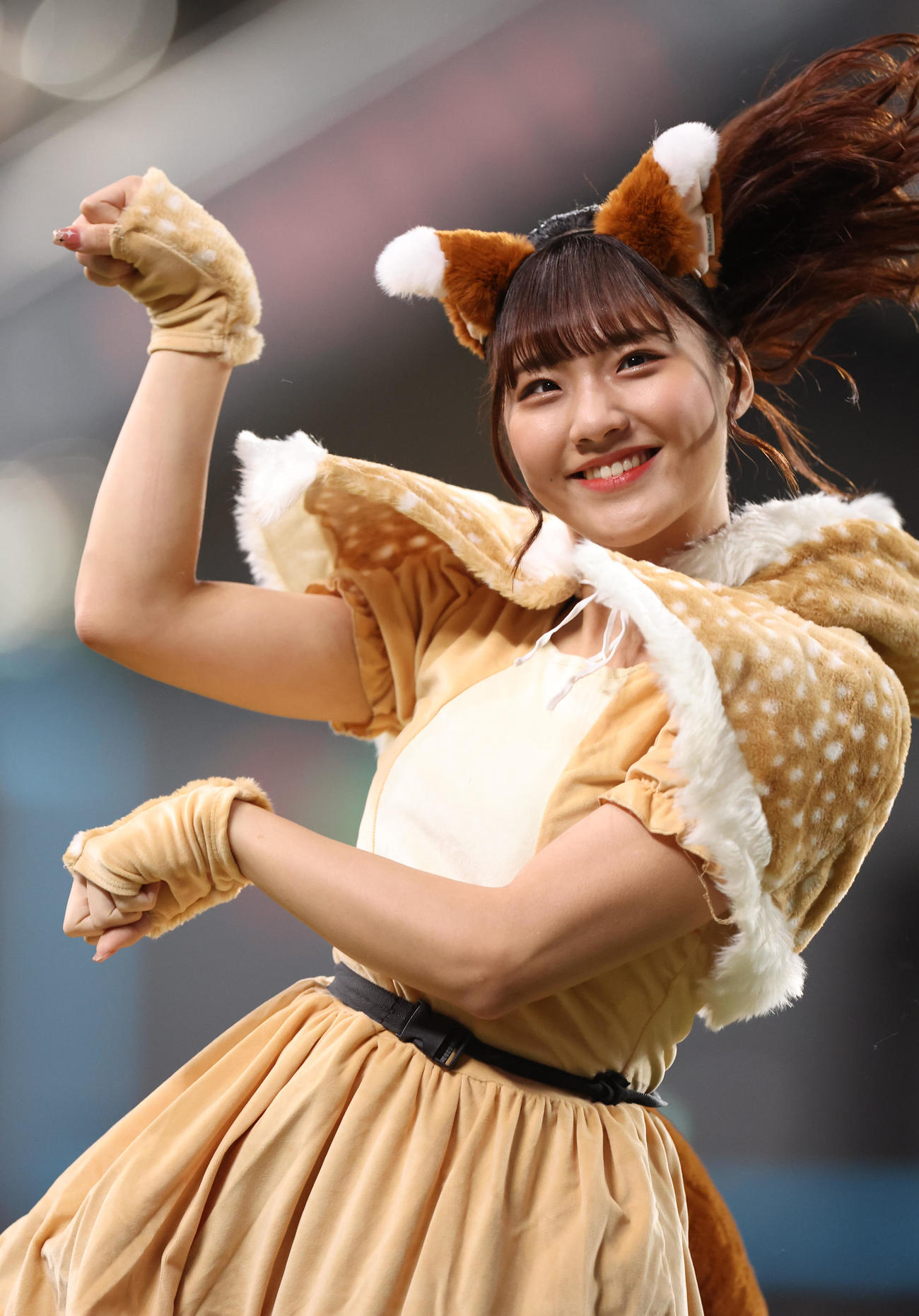 日本ハム対ヤクルト　「きつねダンス」を踊るファイターズガールの工藤彩音（撮影・佐藤翔太）