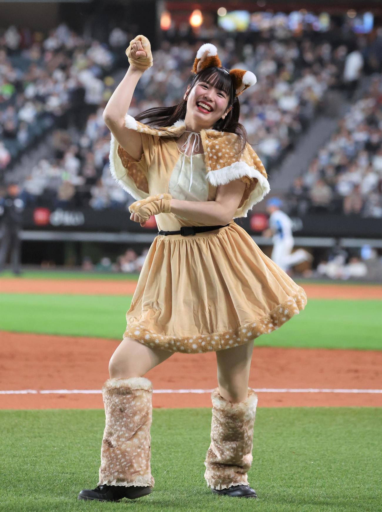 日本ハム対ヤクルト　きつねダンスを踊るファイターズガール滝谷美夢（撮影・黒川智章）