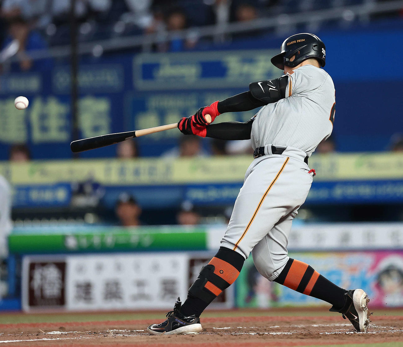 ロッテ対巨人　3回表巨人無死、左越えソロ本塁打を放つ岡本和（撮影・河田真司）
