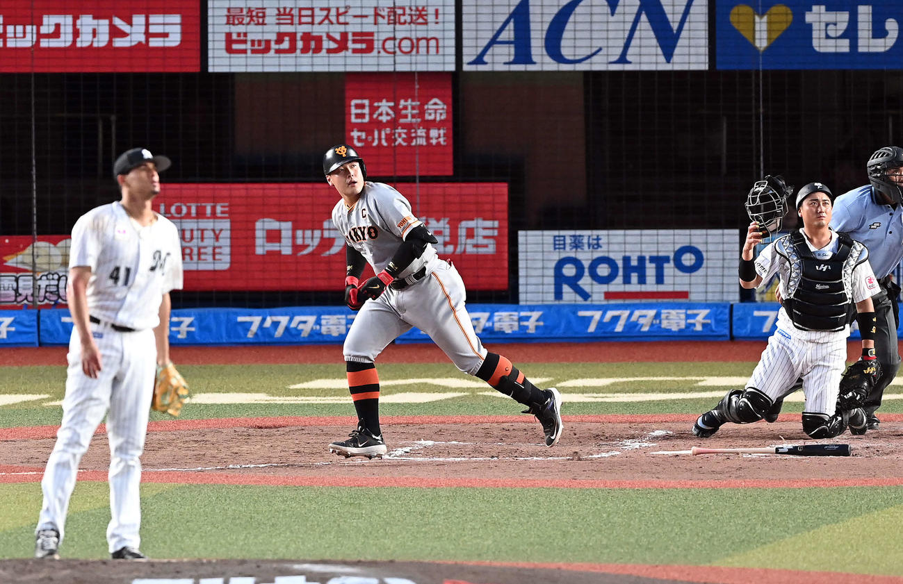 ロッテ対巨人　3回表巨人無死、左越えにソロ本塁打を放ち打球の行方を見る岡本和。投手カスティーヨ（撮影・たえ見朱実）