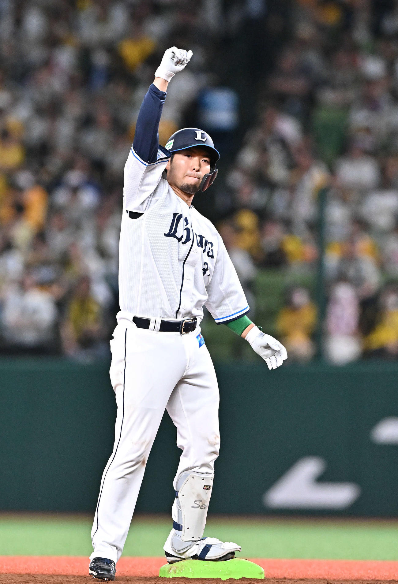 西武対阪神　2回裏西武1死一、三塁、柘植は左翼に2点適時二塁打を放ちベンチへ向かいガッツポーズする（撮影・滝沢徹郎）
