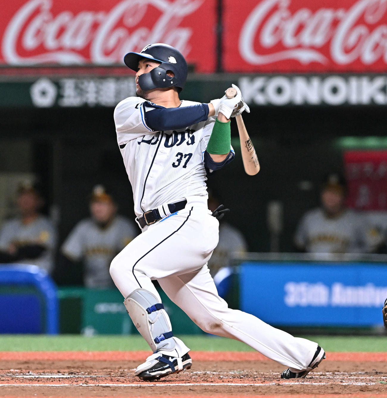 西武対阪神　2回裏西武1死一、三塁、柘植は左翼に2点適時二塁打を放つ（撮影・滝沢徹郎）