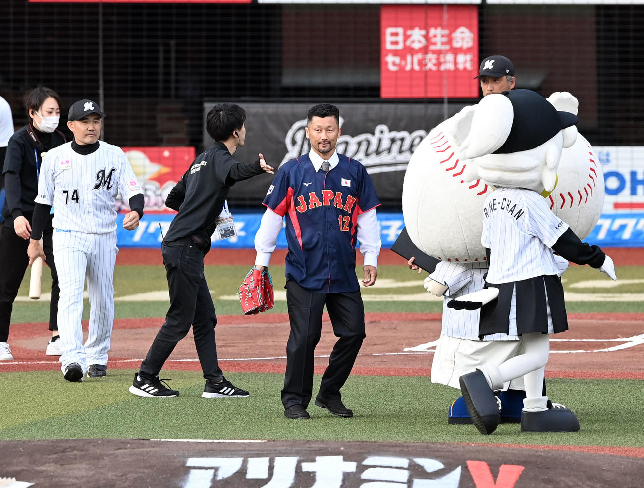 ロッテ対巨人　ファーストピッチセレモニーを務めた藤田宗一氏（撮影・たえ見朱実）