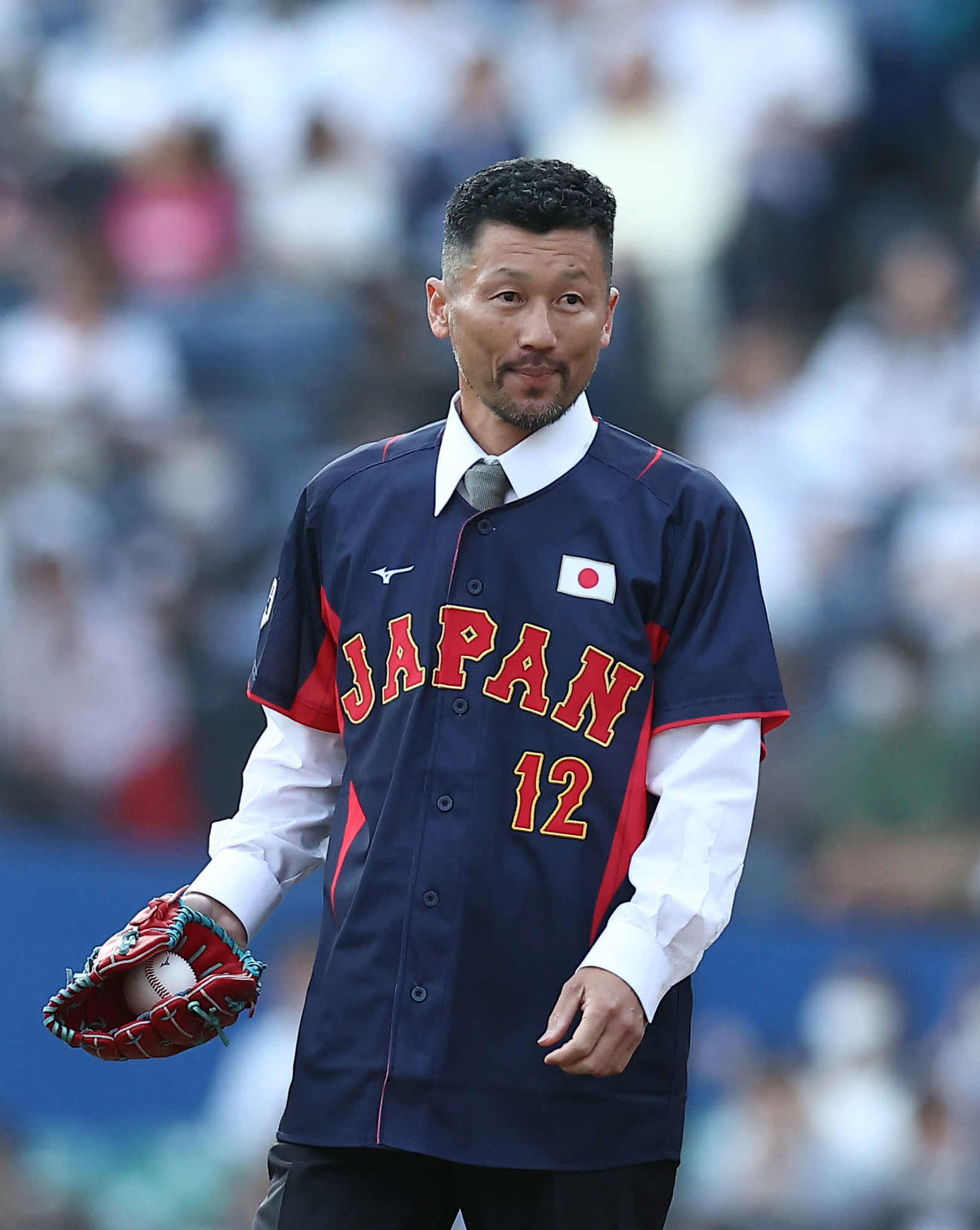 ロッテ対巨人　ファーストピッチセレモニーを務める藤田氏（撮影・河田真司）