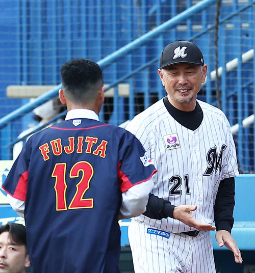 ロッテ】藤田宗一氏が始球式 打席に小坂誠コーチ捕手大塚明コーチ 05年