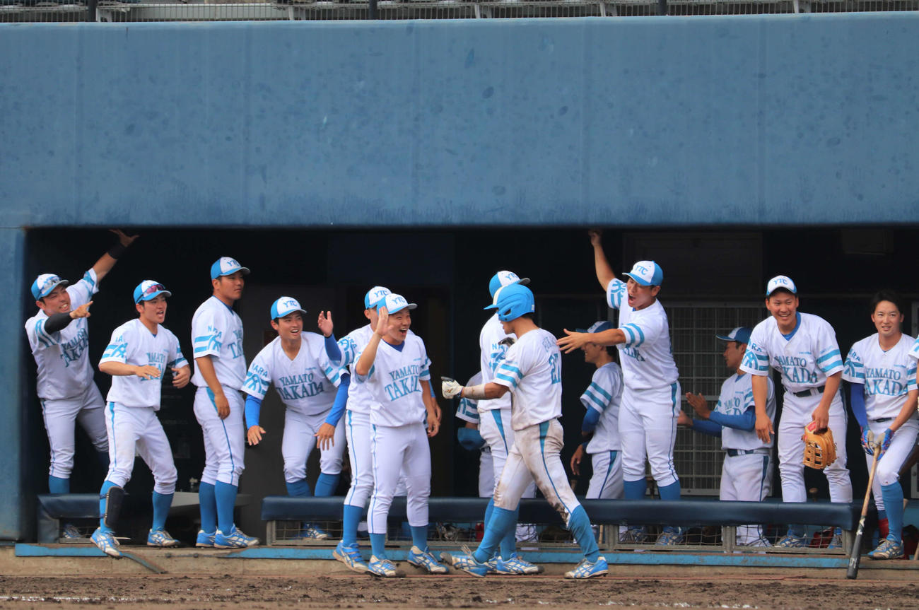 都市対抗近畿地区二次予選　大和高田クラブ対日本新薬　7回に大和高田クラブの村上直也内野手（33＝国学院大）のスクイズで1点を先制する（撮影・中島麗）＝2023年6月1日、大阪シティ信用金庫スタジアム