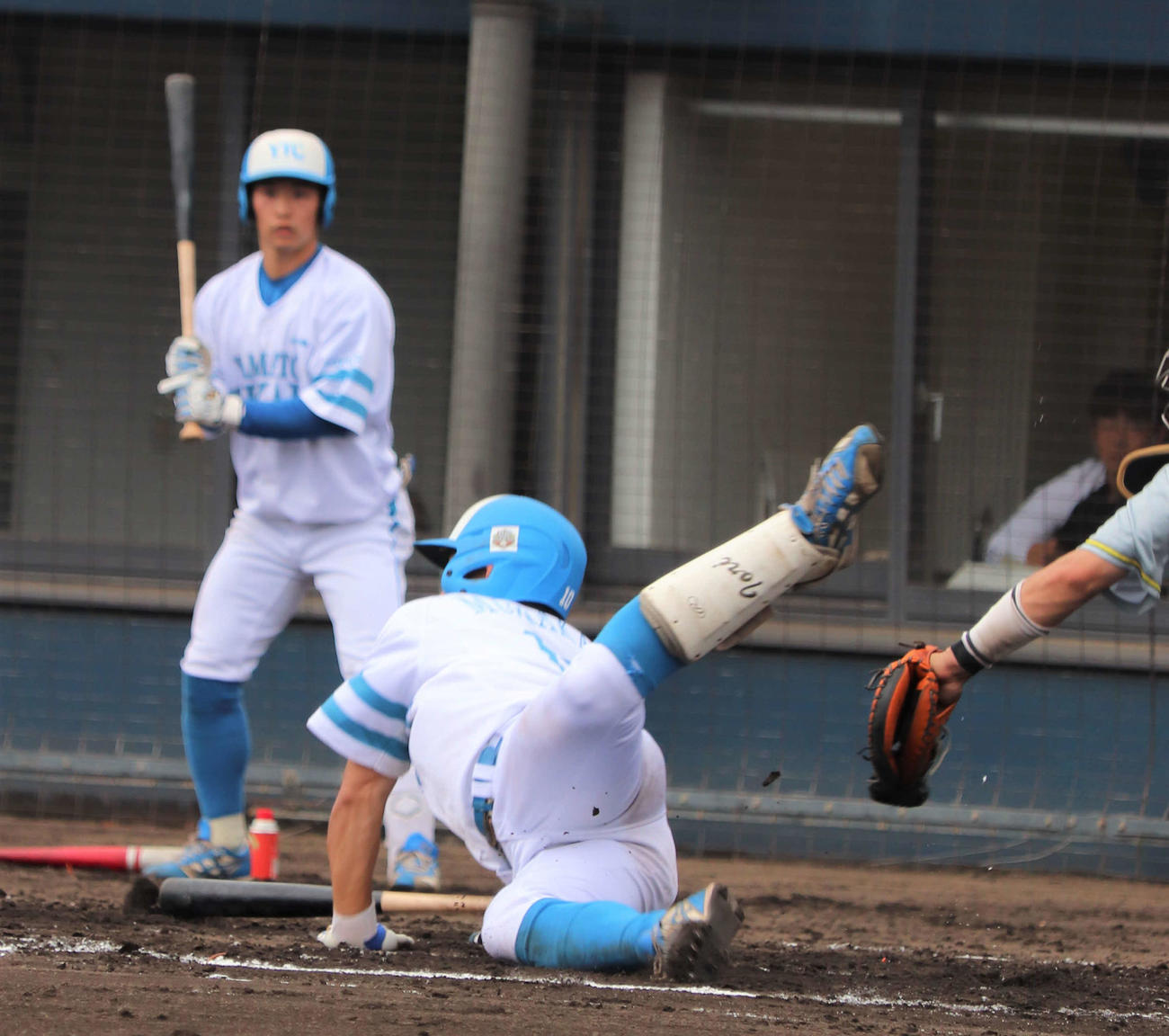 都市対抗近畿地区二次予選　大和高田クラブ対日本新薬　7回に大和高田クラブの村上直也内野手（33＝国学院大）が体勢を崩しながらスクイズで1点を先制する（撮影・中島麗）＝2023年6月1日、大阪シティ信用金庫スタジアム