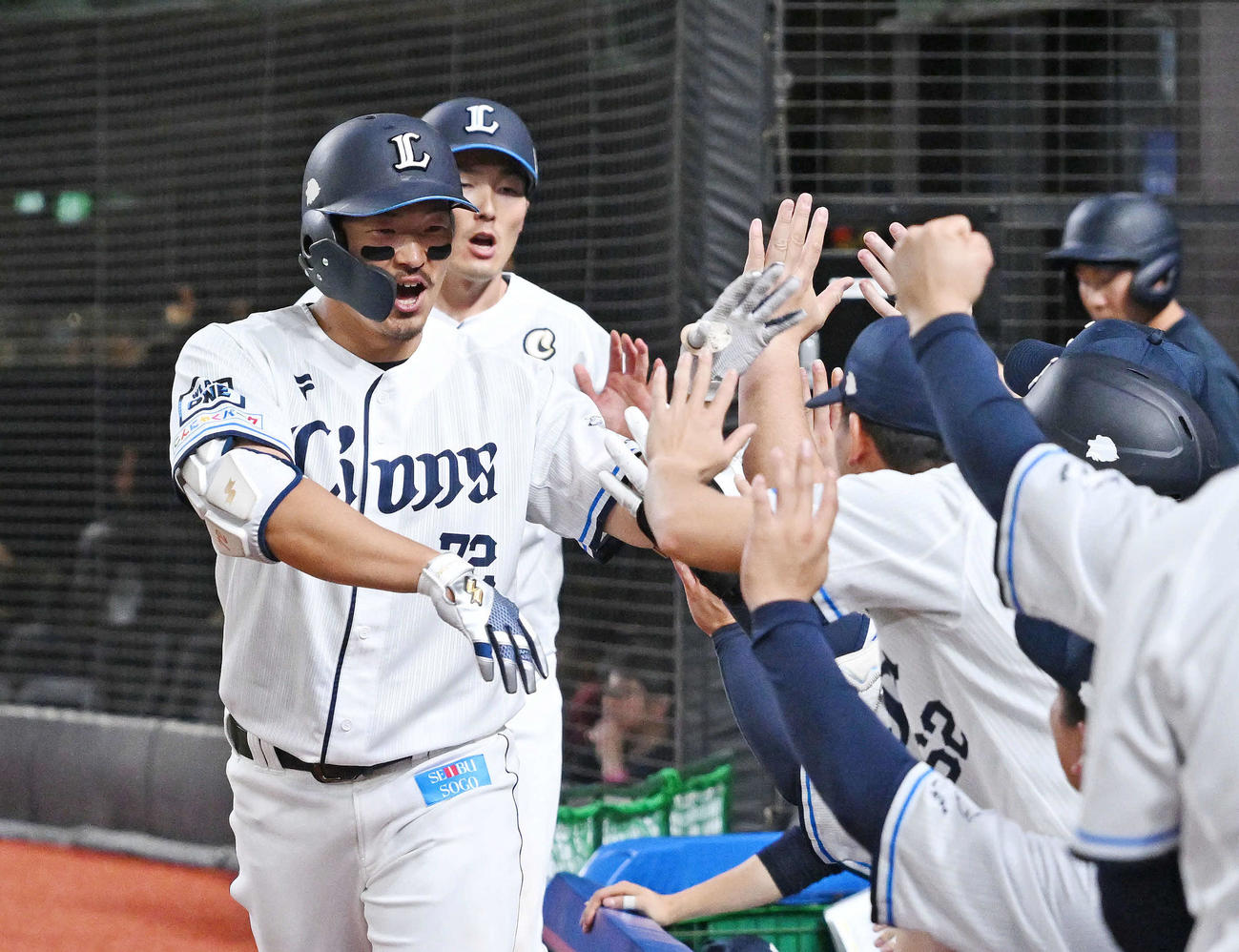 西武対阪神　5回裏西武1死一塁、右越え2点本塁打を放った川越（左手前）は生還しチームメートとタッチをかわす（撮影・滝沢徹郎）