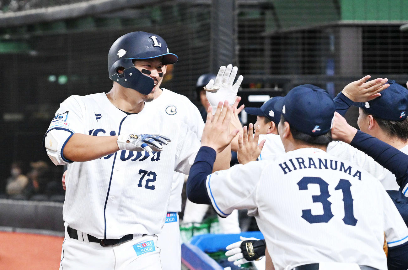 西武対阪神　5回裏西武1死一塁、右越え2点本塁打を放った川越（左手前）は生還しチームメートとタッチをかわす（撮影・滝沢徹郎）