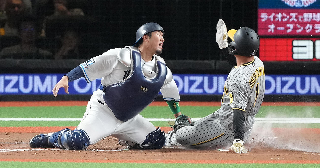 西武対阪神　7回表阪神1死三塁、ミエセスの左犠飛で生還する三塁走者森下。捕手柘植（撮影・鈴木みどり）