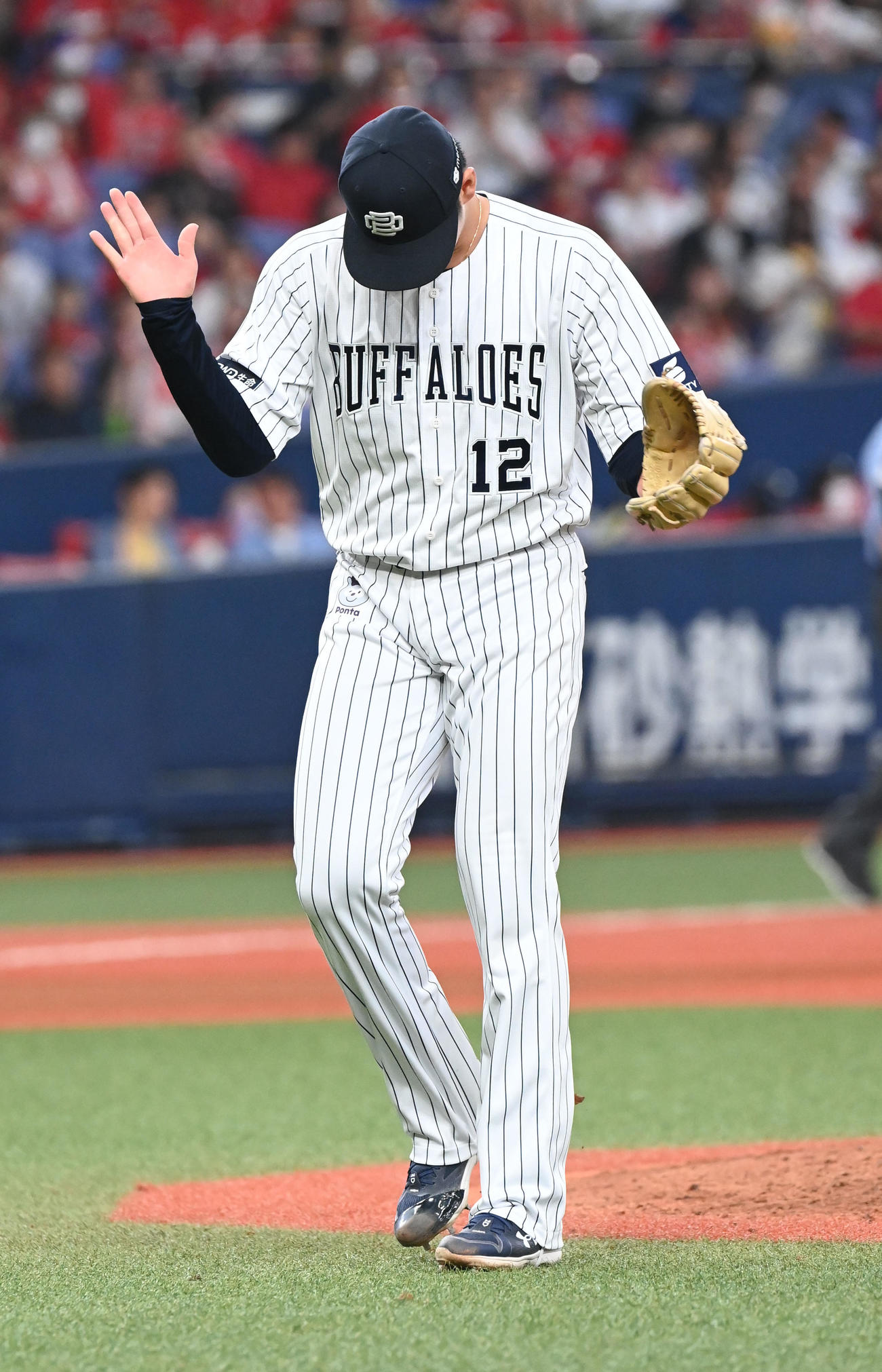 オリックス対広島　6回表広島2死一塁、堂林翔太を空振り三振に打ち取り手をたたく山下（撮影・和賀正仁）