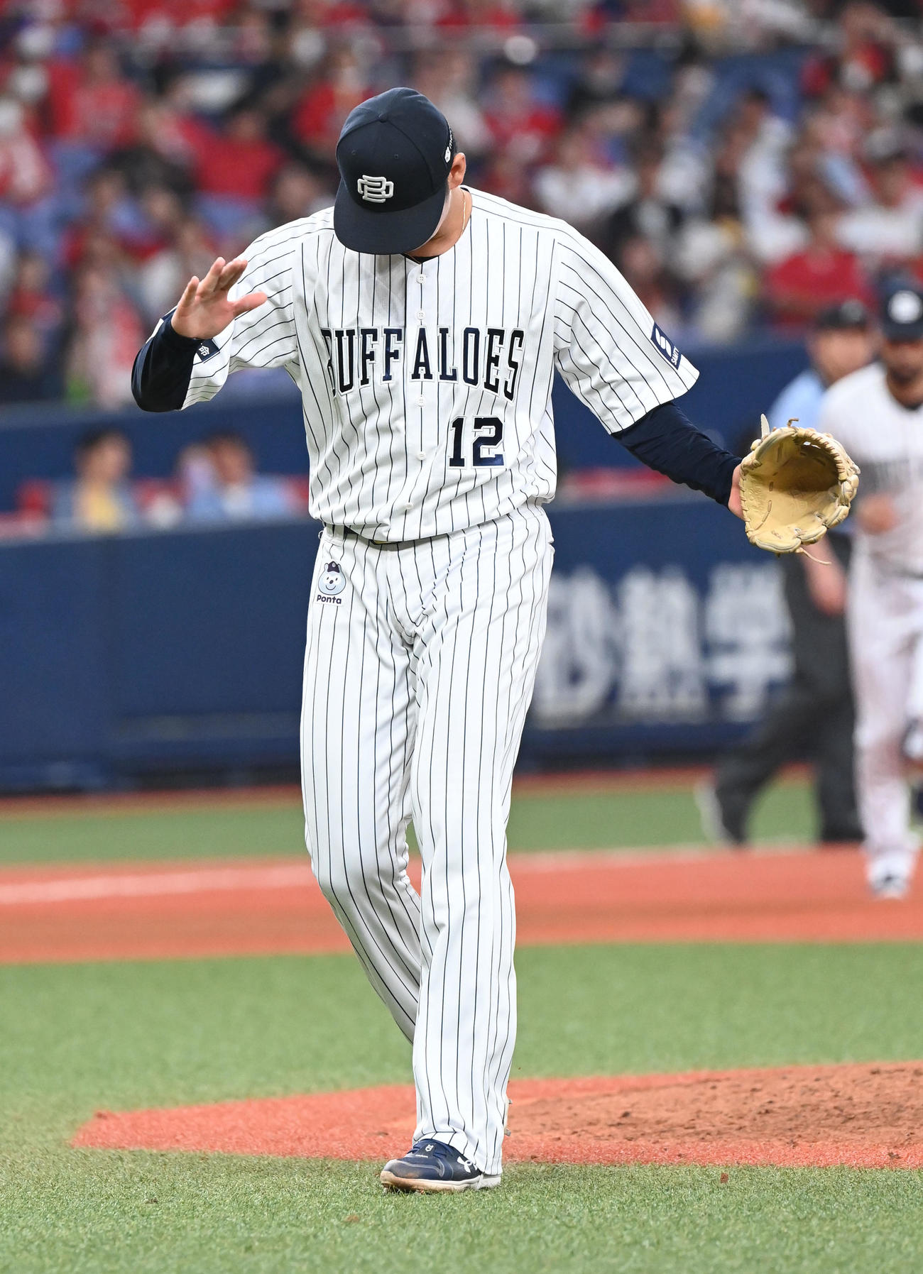 オリックス対広島　6回表広島2死一塁、堂林翔太を空振り三振に打ち取り手をたたく山下（撮影・和賀正仁）