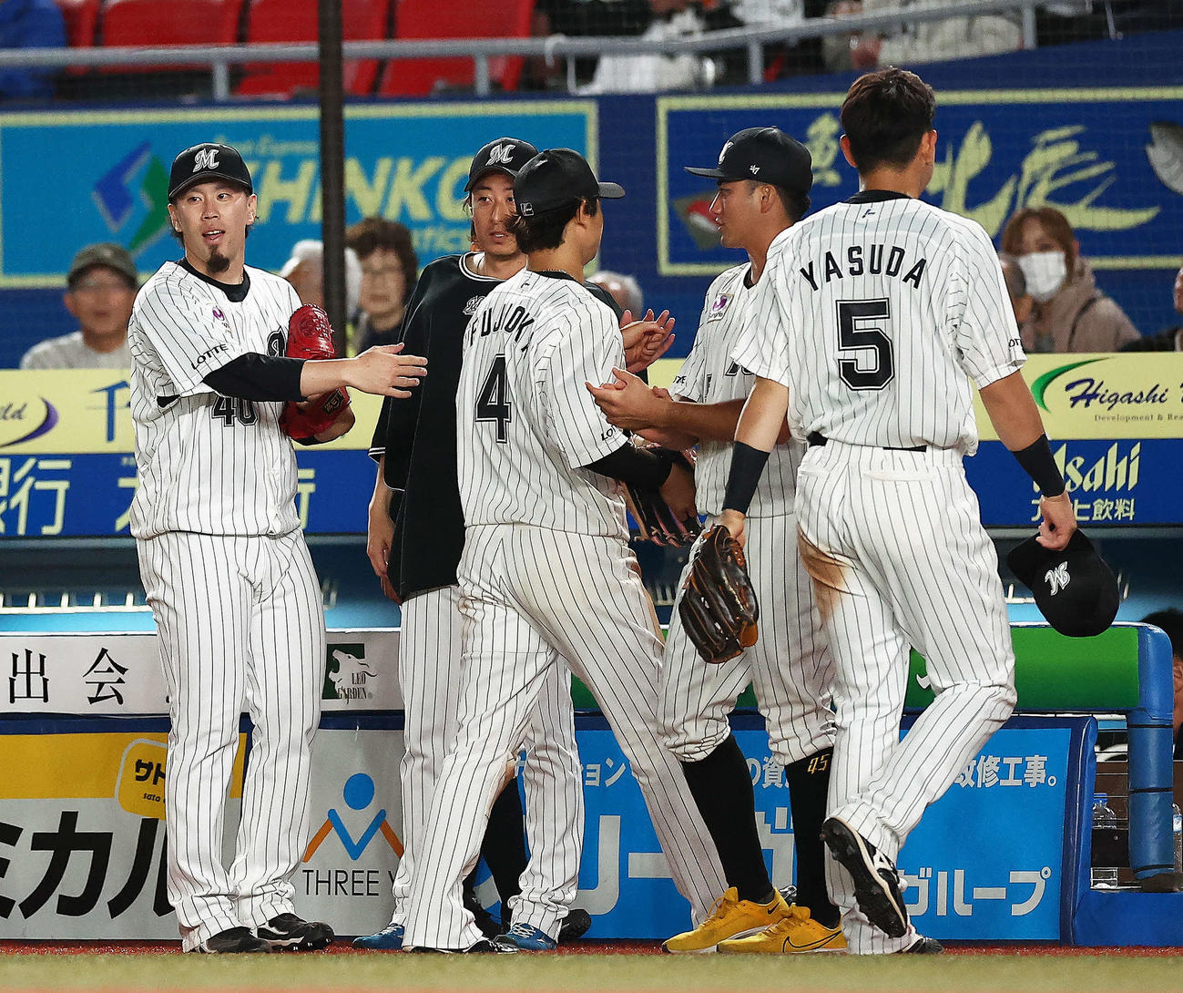 ロッテ対巨人　8回表を抑え、ナインを迎える西村（左）（撮影・河田真司）