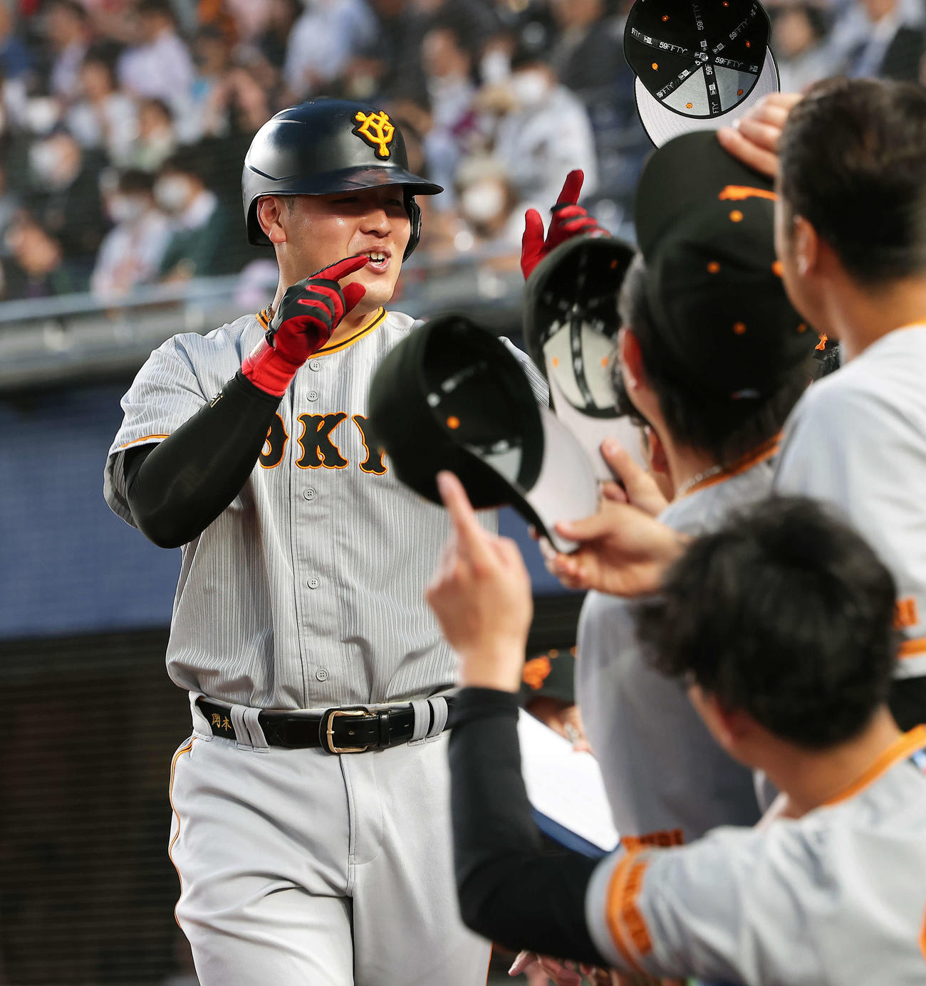 ロッテ対巨人　3回表巨人無死、左越えソロ本塁打で生還し、チームメートに迎えられる岡本和（撮影・河田真司）