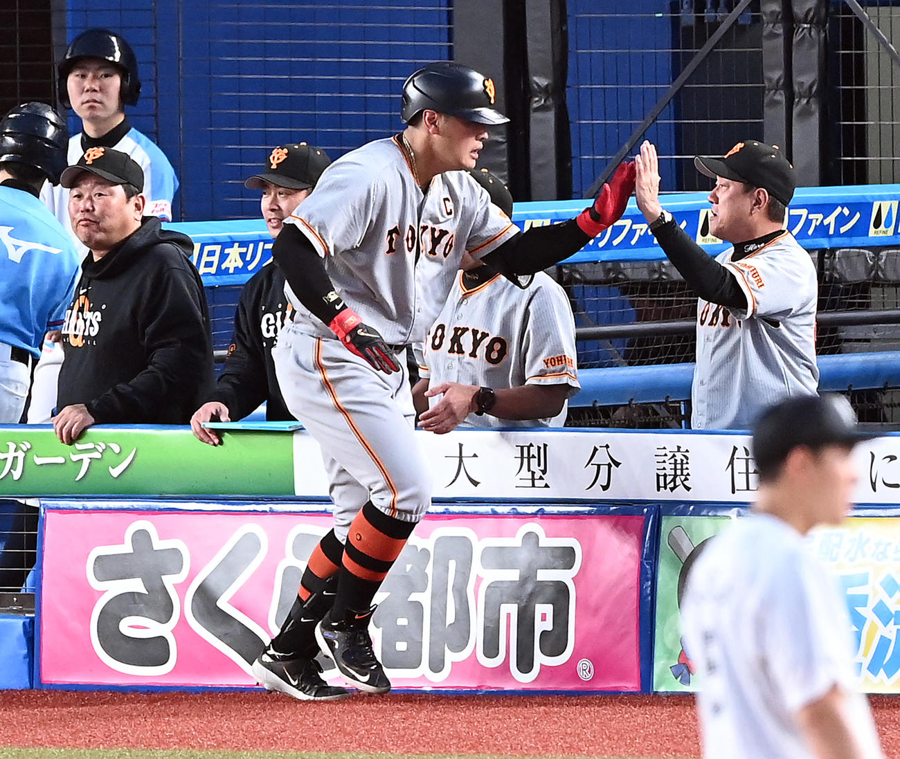 ロッテ対巨人　3回表巨人無死、ソロ本塁打を放った岡本和真を迎える原監督（撮影・たえ見朱実）