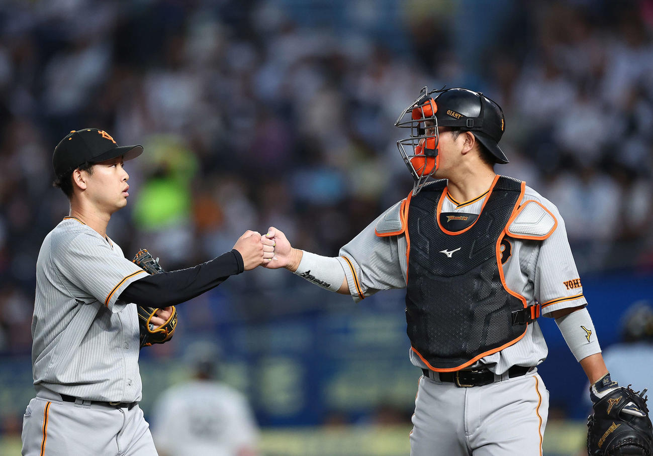 ロッテ対巨人　2回裏を抑え、グータッチを交わす山崎伊（左）と大城卓（撮影・河田真司）