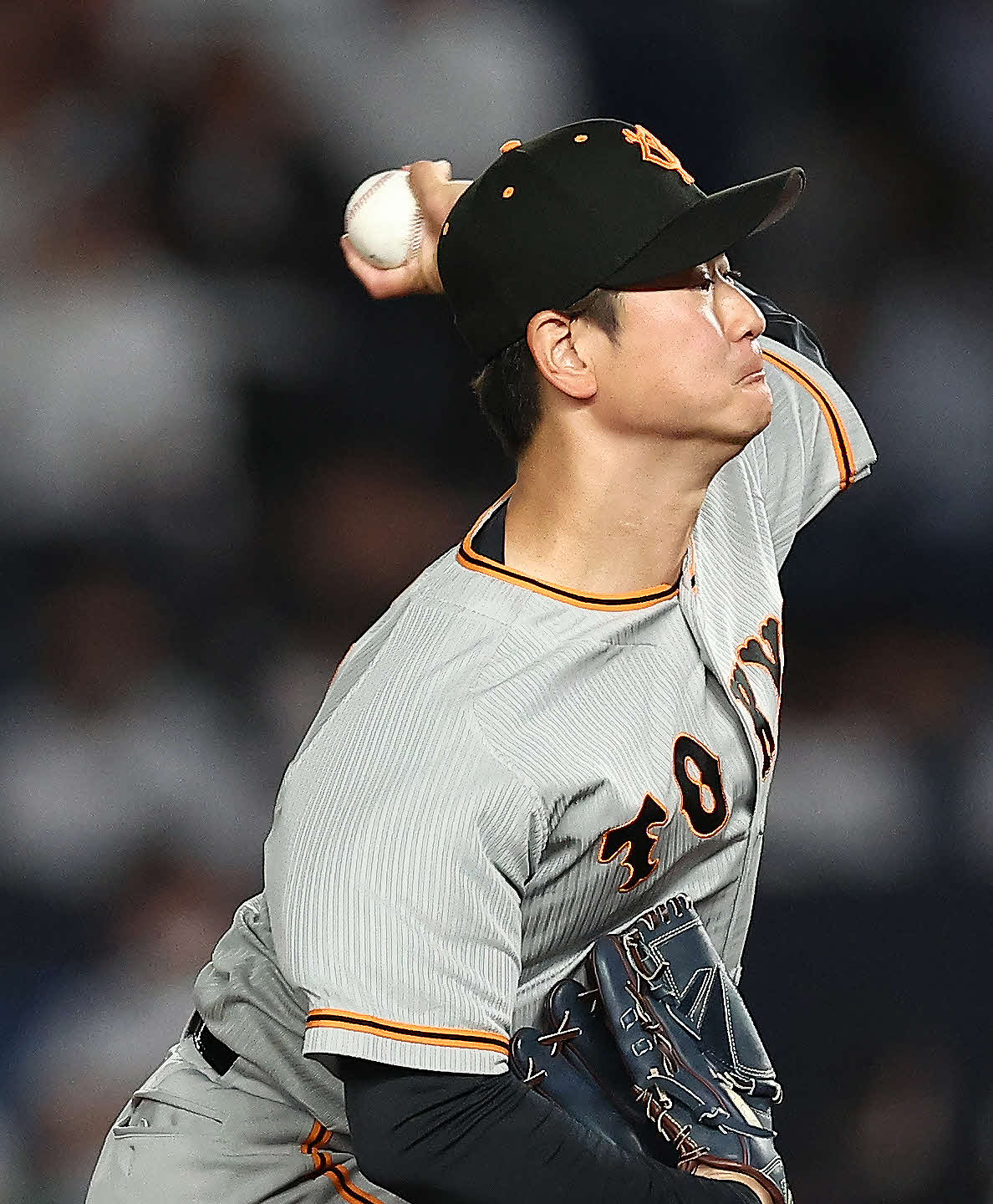 ロッテ対巨人　8回裏、巨人2番手で登板する中川（撮影・河田真司）