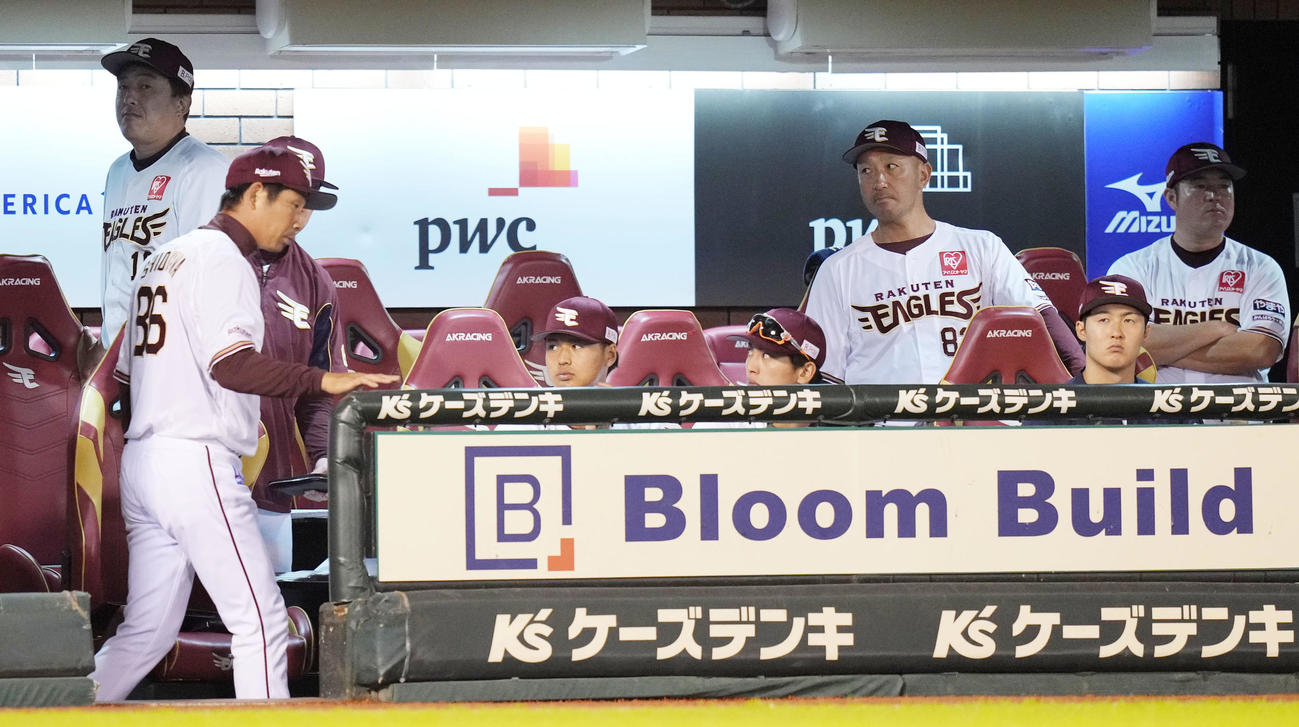 楽天対DeNA 4回表途中、投手交代を告げにグラウンドへ向かう楽天石井監督（左）（撮影・横山健太）