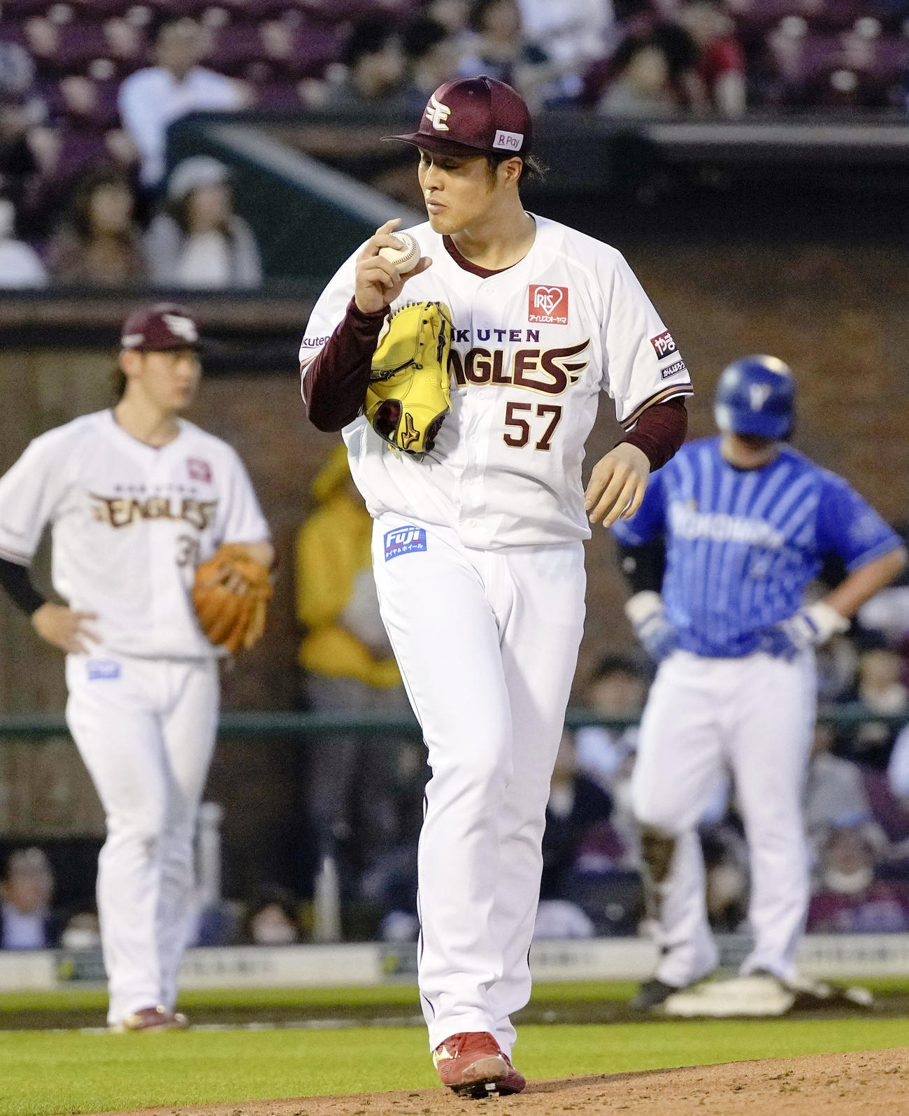 3回、DeNAのオースティンに適時内野安打を許した楽天滝中。降板となる（共同）