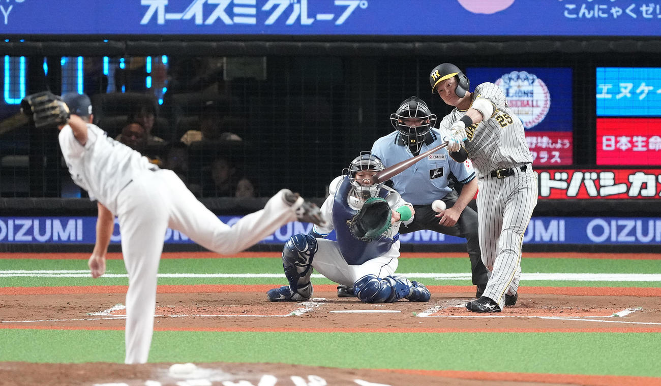 西武対阪神　2回表阪神無死一、二塁、先制の左前適時打を放つ渡辺諒。投手宮川（撮影・鈴木みどり）