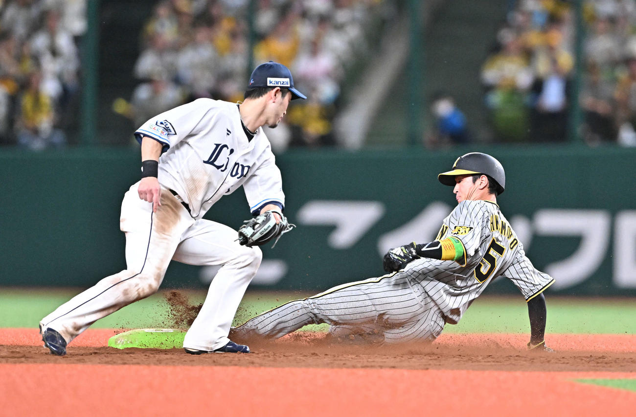 西武対阪神　5回表阪神1死一塁、近本（右）は二盗を決める。二塁手外崎（撮影・滝沢徹郎）