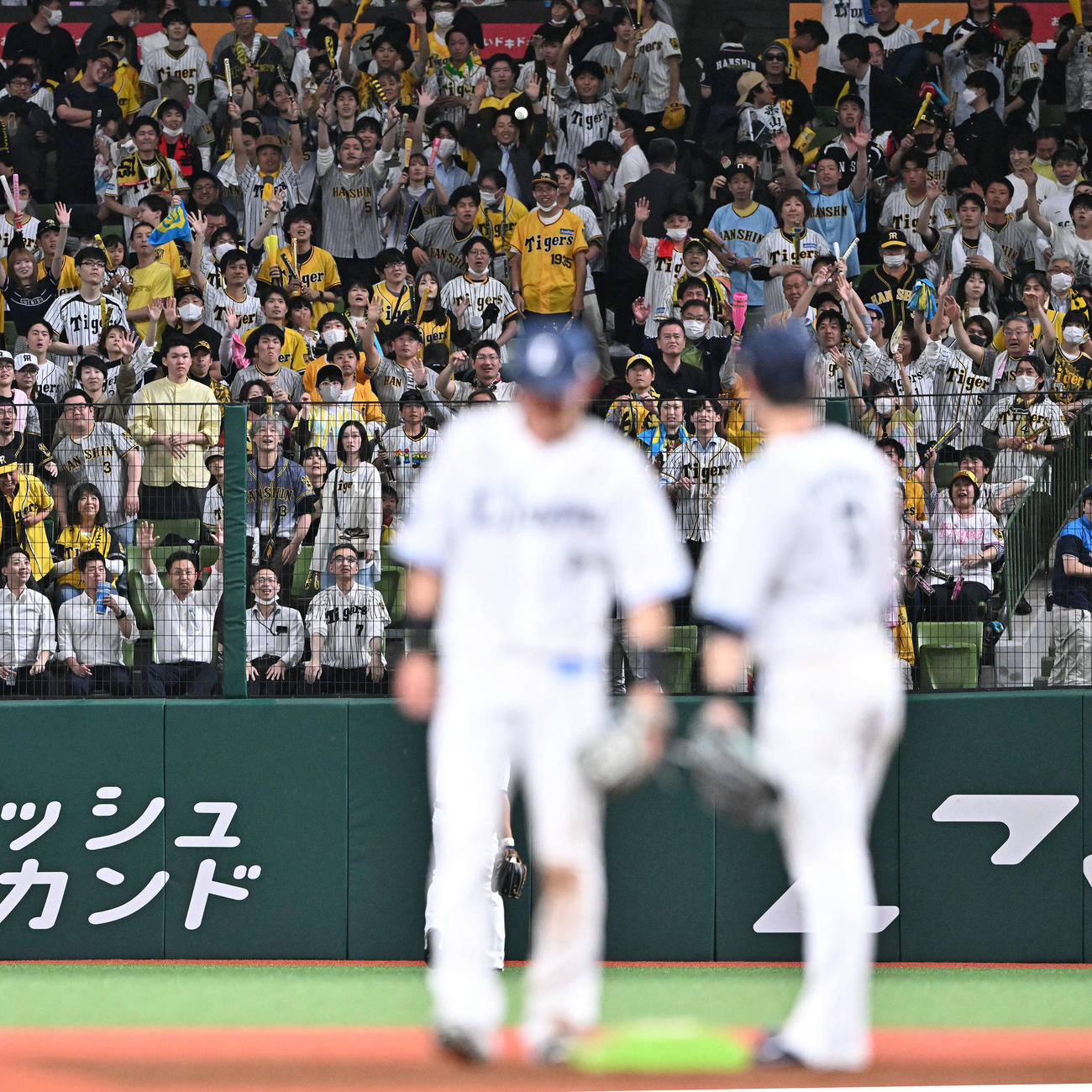 西武対阪神　試合後、西武右翼手川越が捕球した記念球は阪神ファンの右翼席へ投げ込まれる（撮影・滝沢徹郎）
