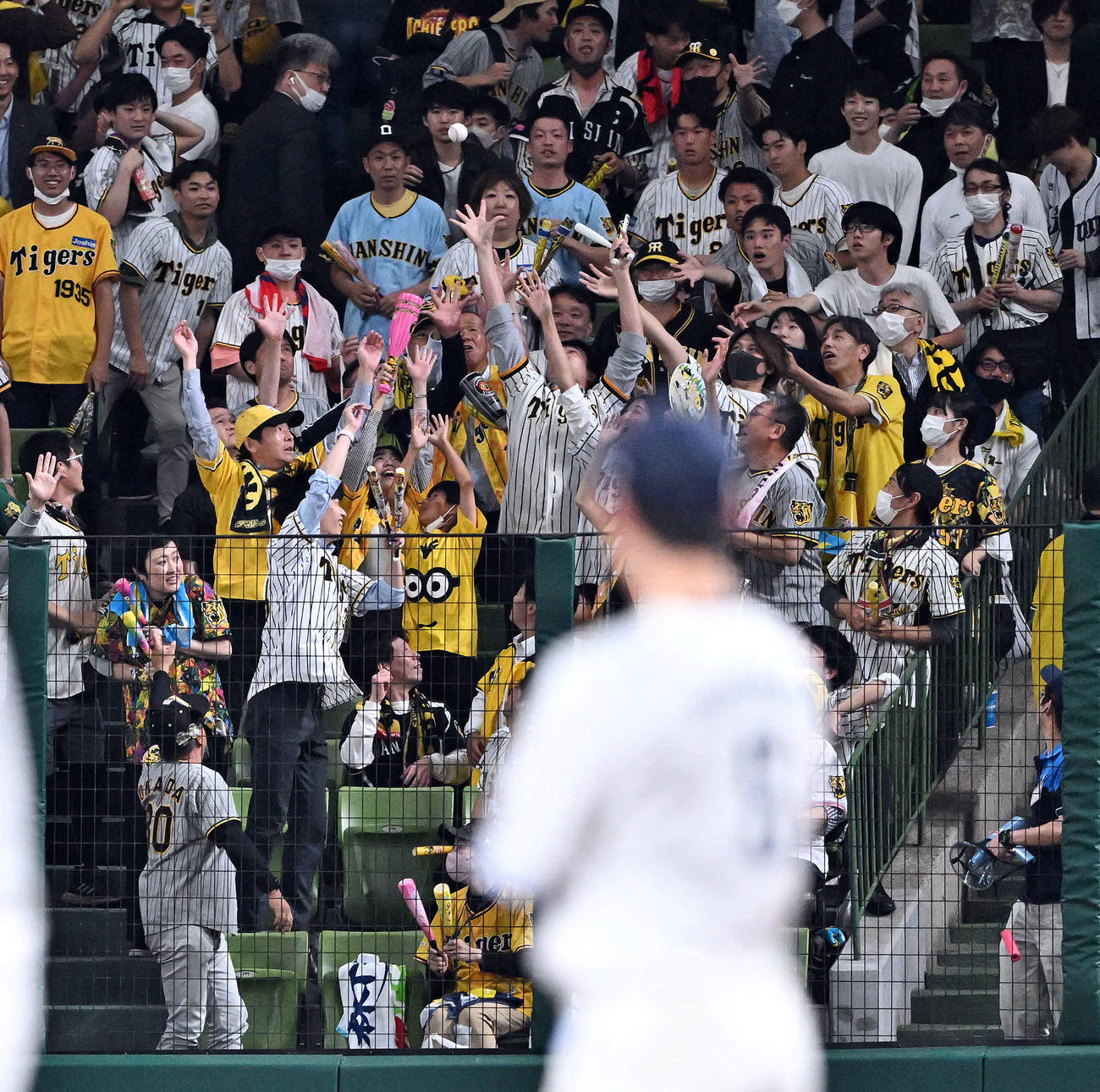 西武対阪神　試合後、西武右翼手川越が捕球した記念球は阪神ファンの右翼席へ投げ込まれる（撮影・滝沢徹郎）