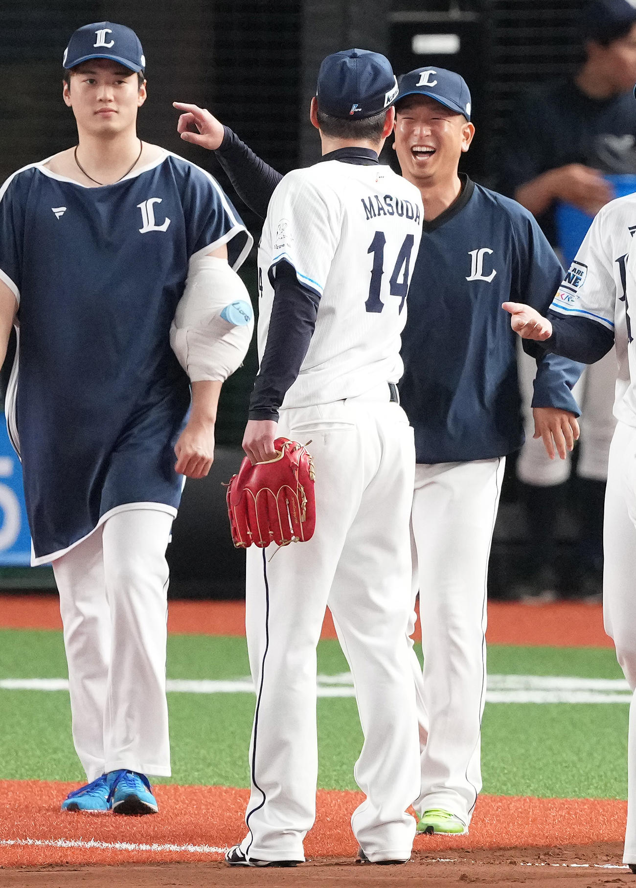 西武対阪神　右翼手川越が阪神ファンにウイニングボールをあげてしまい、状況を説明する増田（中央）と笑顔の西武宮川（右）（撮影・鈴木みどり）